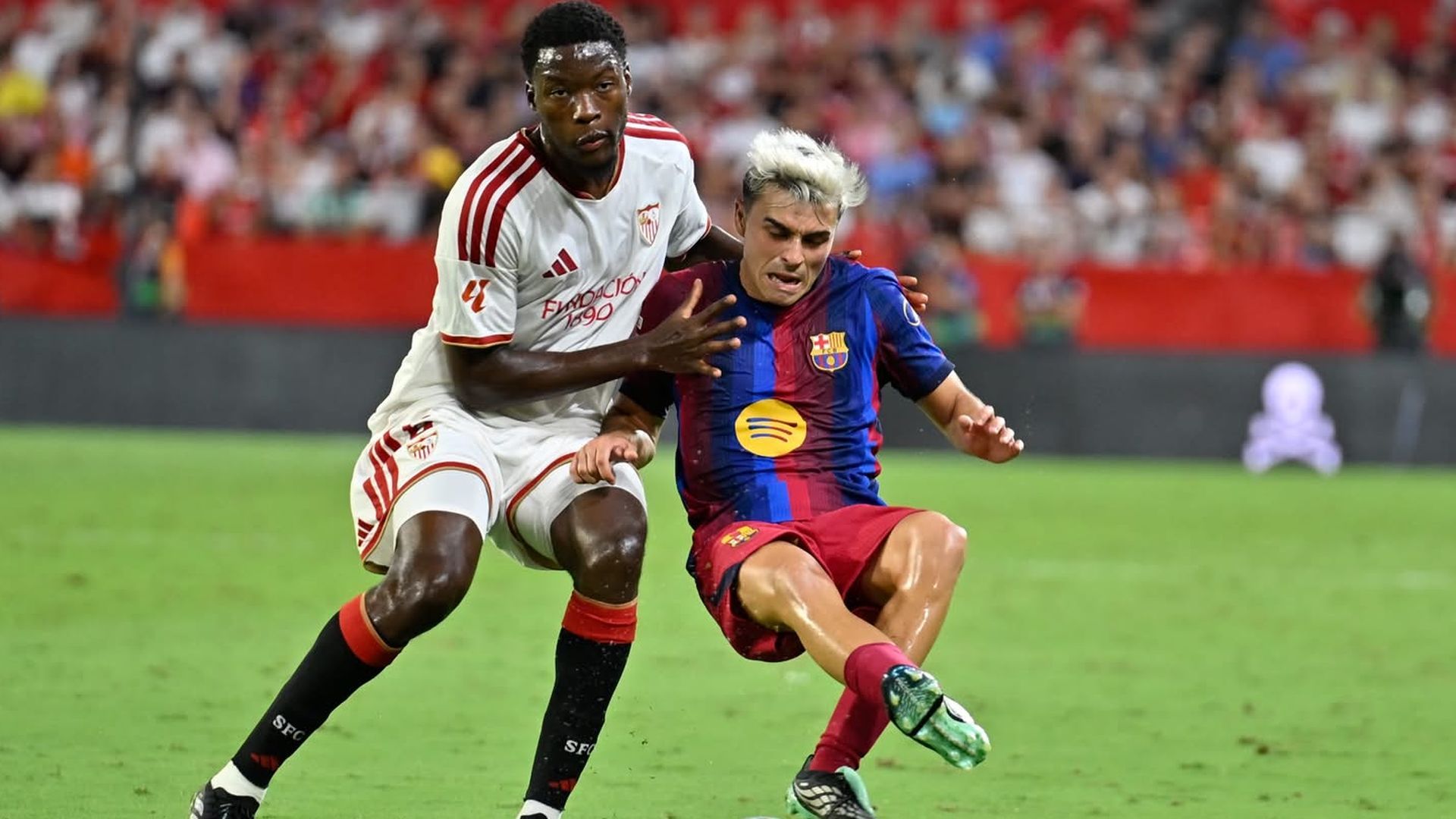 Agoumé y Pedri, en el Sevilla-Barcelona