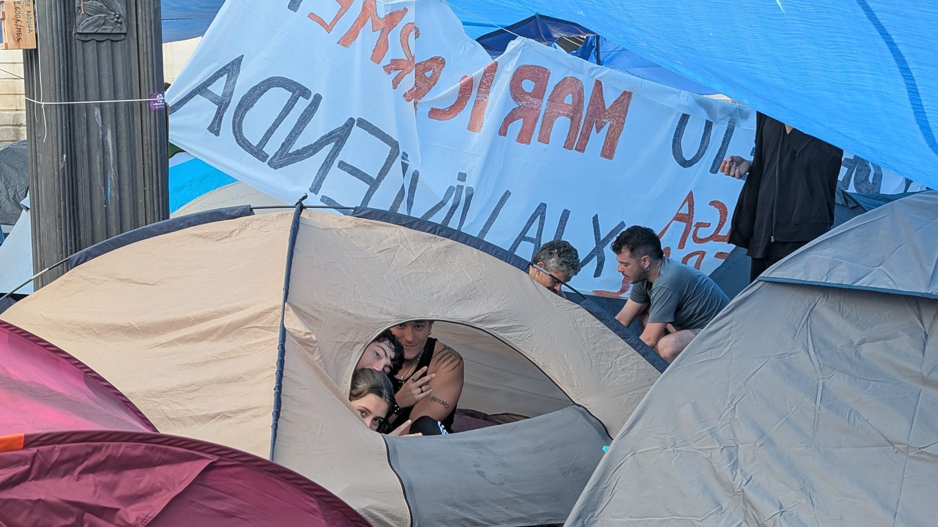 Amanece en la Puerta de El Sol de Madrid en un nuevo día de acampada por 'el decreto Maricarmen'