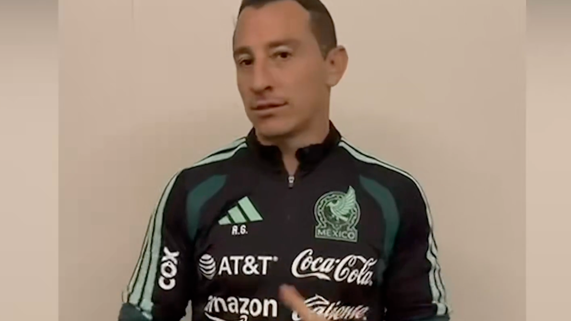 Andrés Guardado da la bienvenida a Aguirre Andrés Guardado da la bienvenida a Aguirre