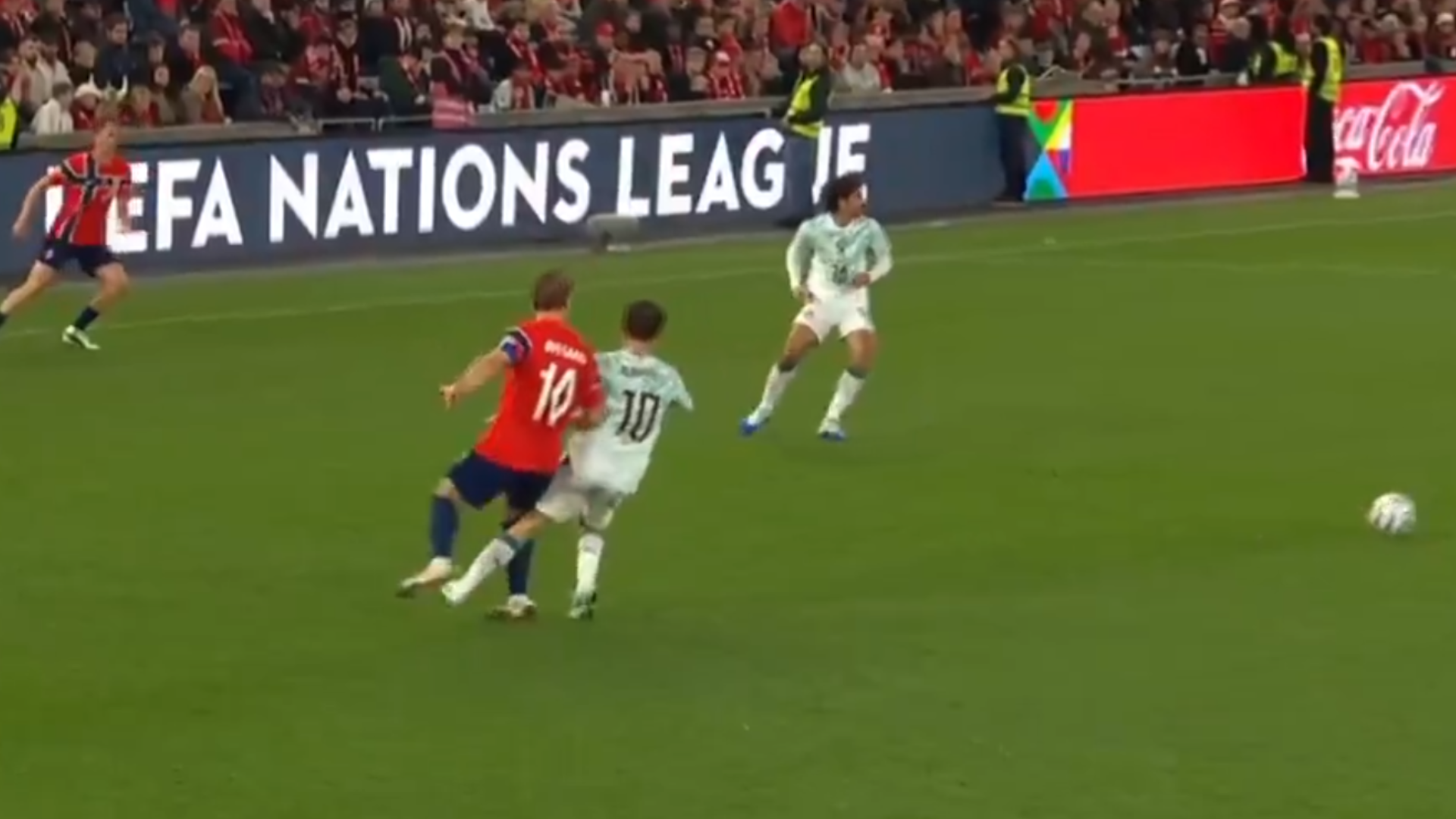 Bernardo Silva da una patada a Odegaard en el Noruega-Portugal Bernardo Silva da una patada a Odegaard en el Noruega-Portugal