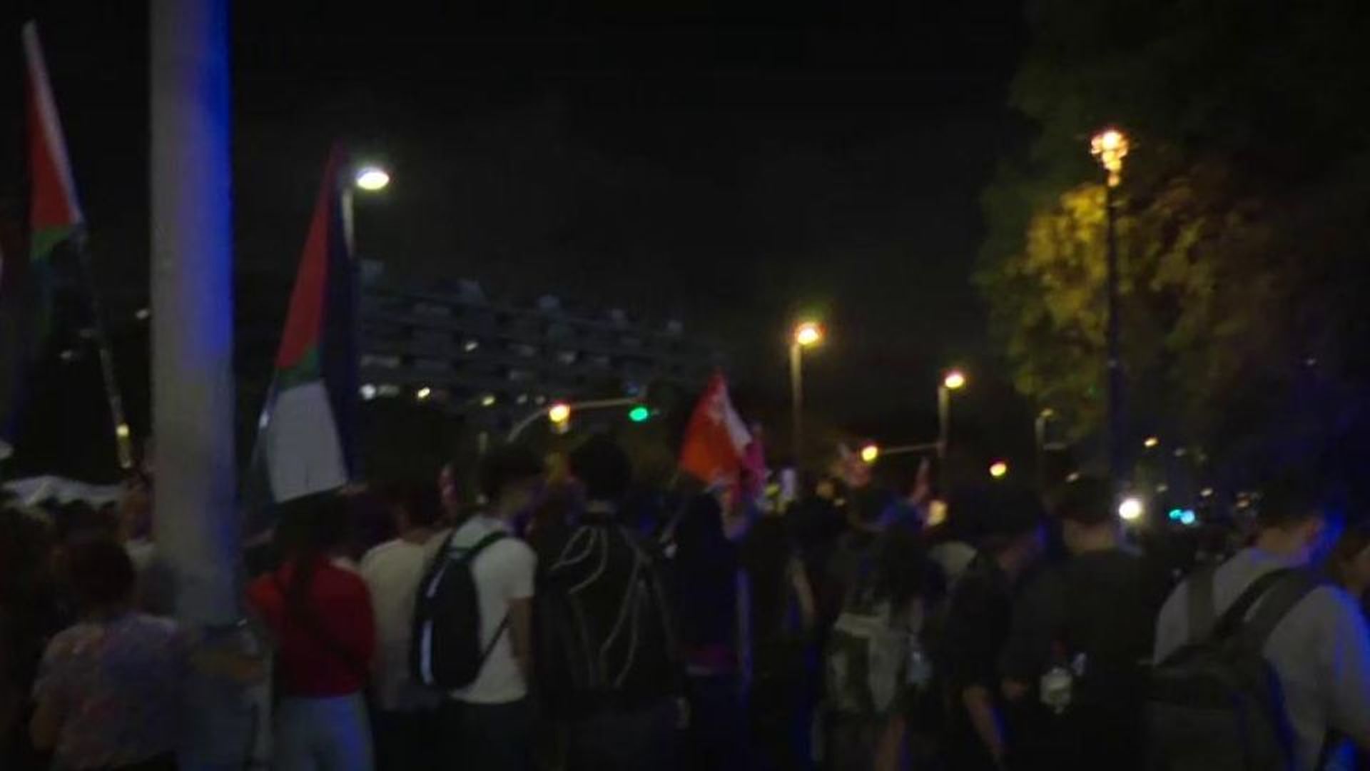 Centenares de personas cortan la Diagonal barcelonesa para pedir un decreto antidesahucios