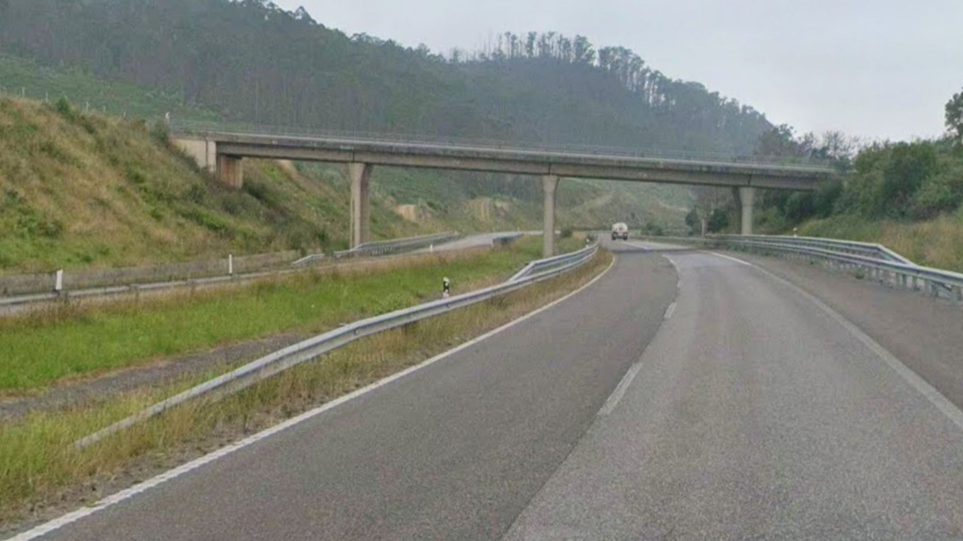 Columna con la que han chocado los tres fallecidos en Ribadeo , en Lugo