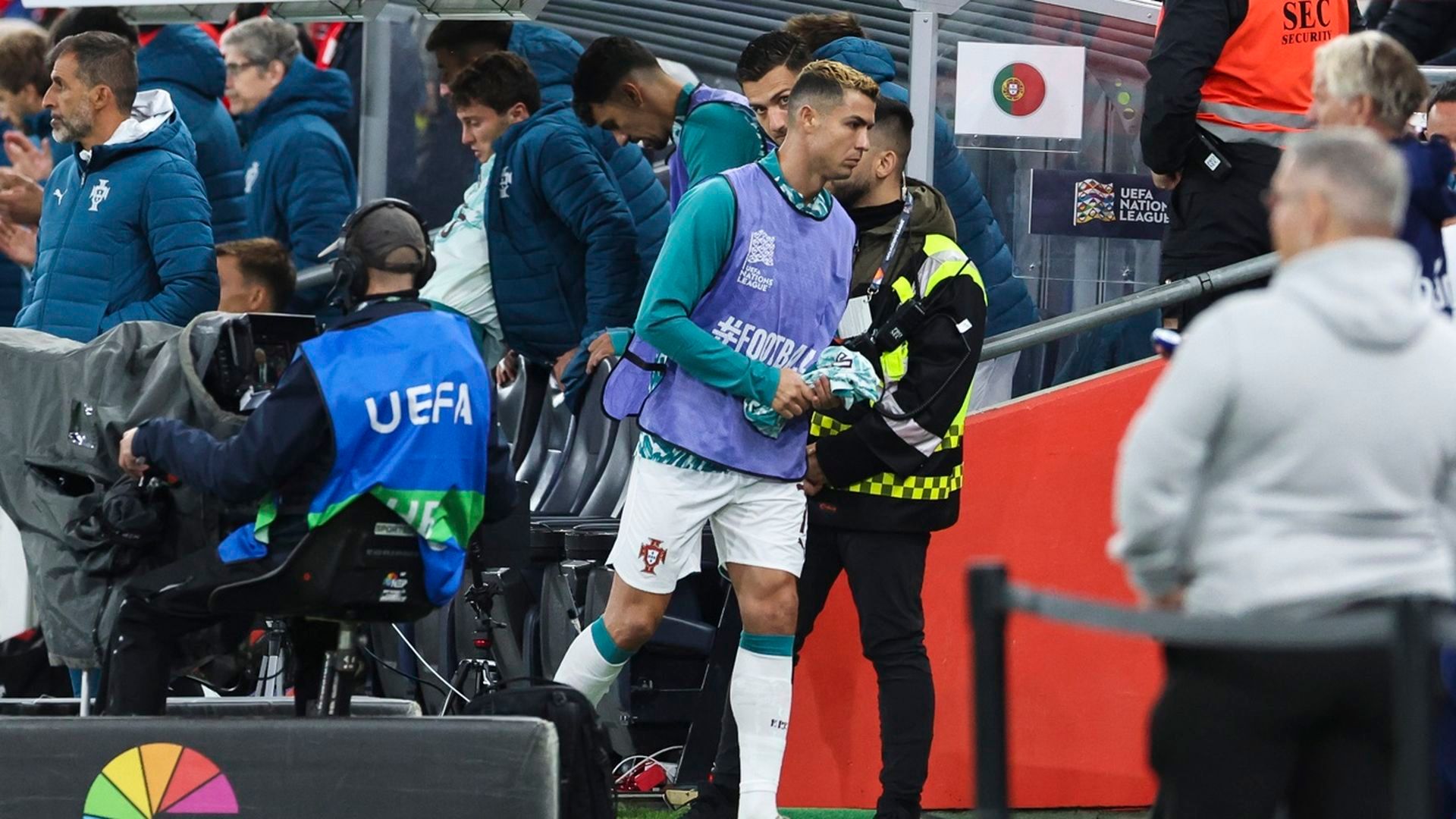 Cristiano Ronaldo se marcha a vestuarios tras el Noruega-Portugal