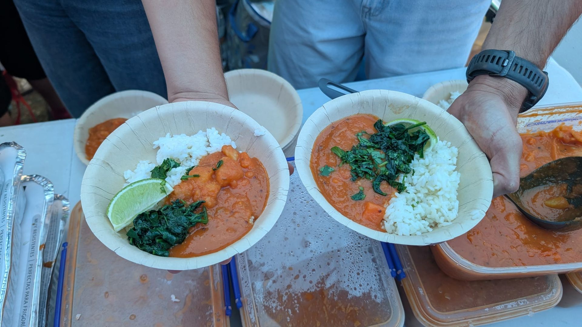 El colectivo ha llevado un curry vegano para que todos puedan compartirlo y disfrutarlo
