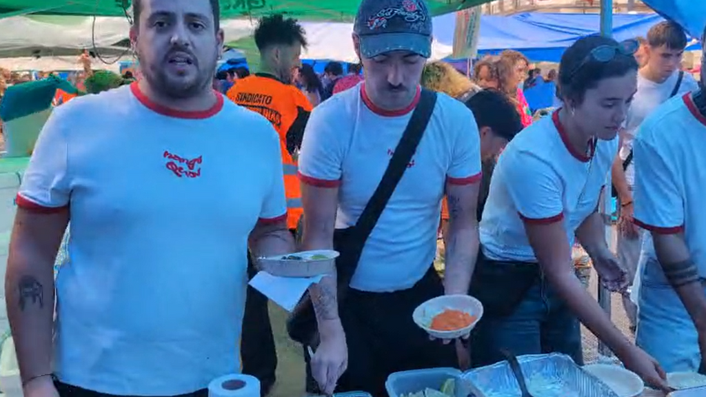 El colectivo 'Mange Quoi' cocina un plato vegano para los acampados en la Puerta del Sol: "Queremos apoyar desde nuestra parte"