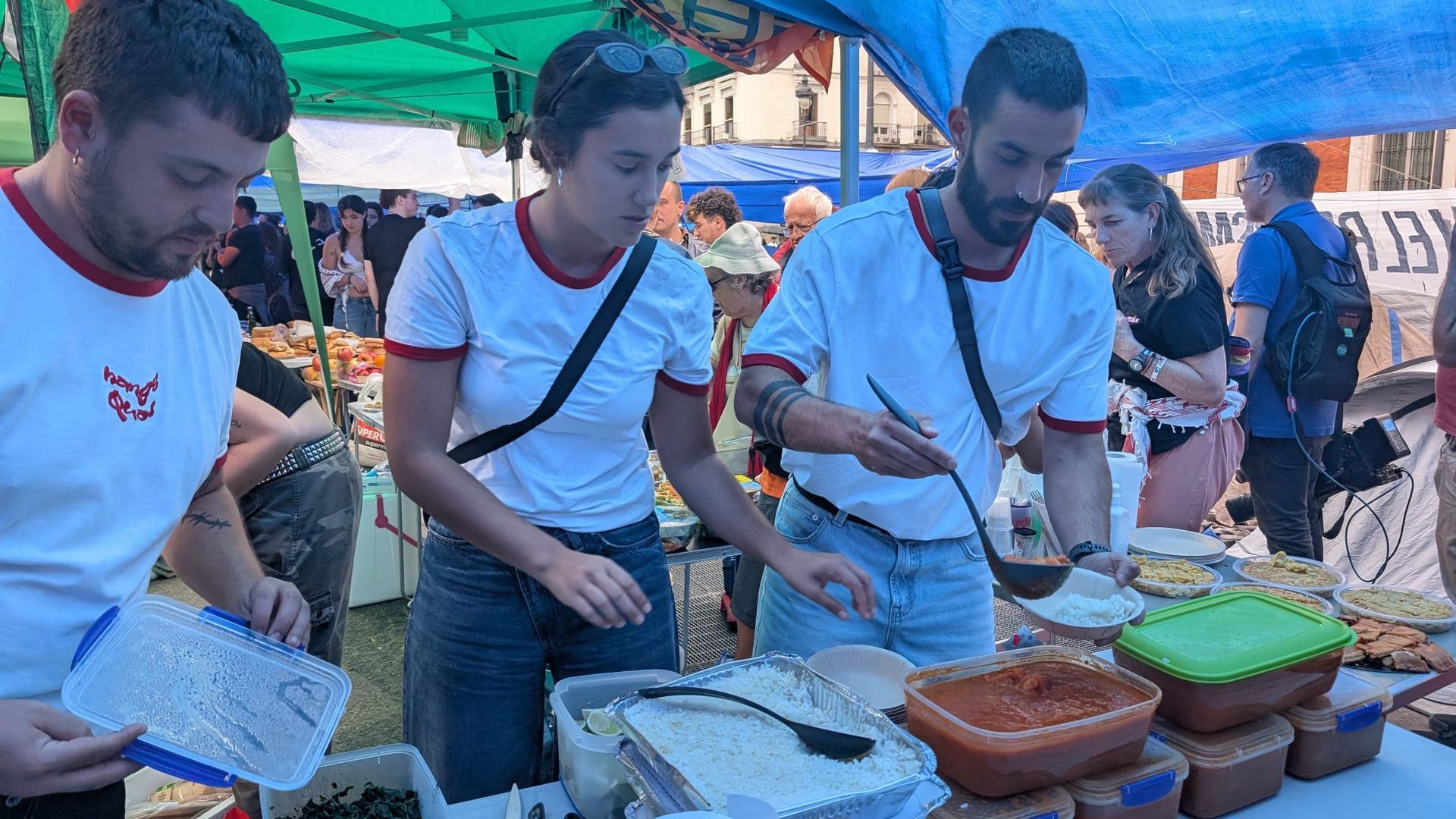 El colectivo 'Mange Quoi' lleva comida caliente a los acampados en Sol