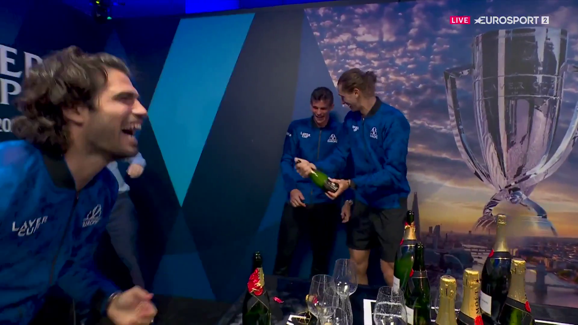 El divertido momento entre Carlos Alcaraz, Alexander Zverev y Rafa Jódar con el champán en la celebración de la Laver Cup El divertido momento entre Carlos Alcaraz, Alexander Zverev y Rafa Jódar con el champán en la celebración de la Laver Cup
