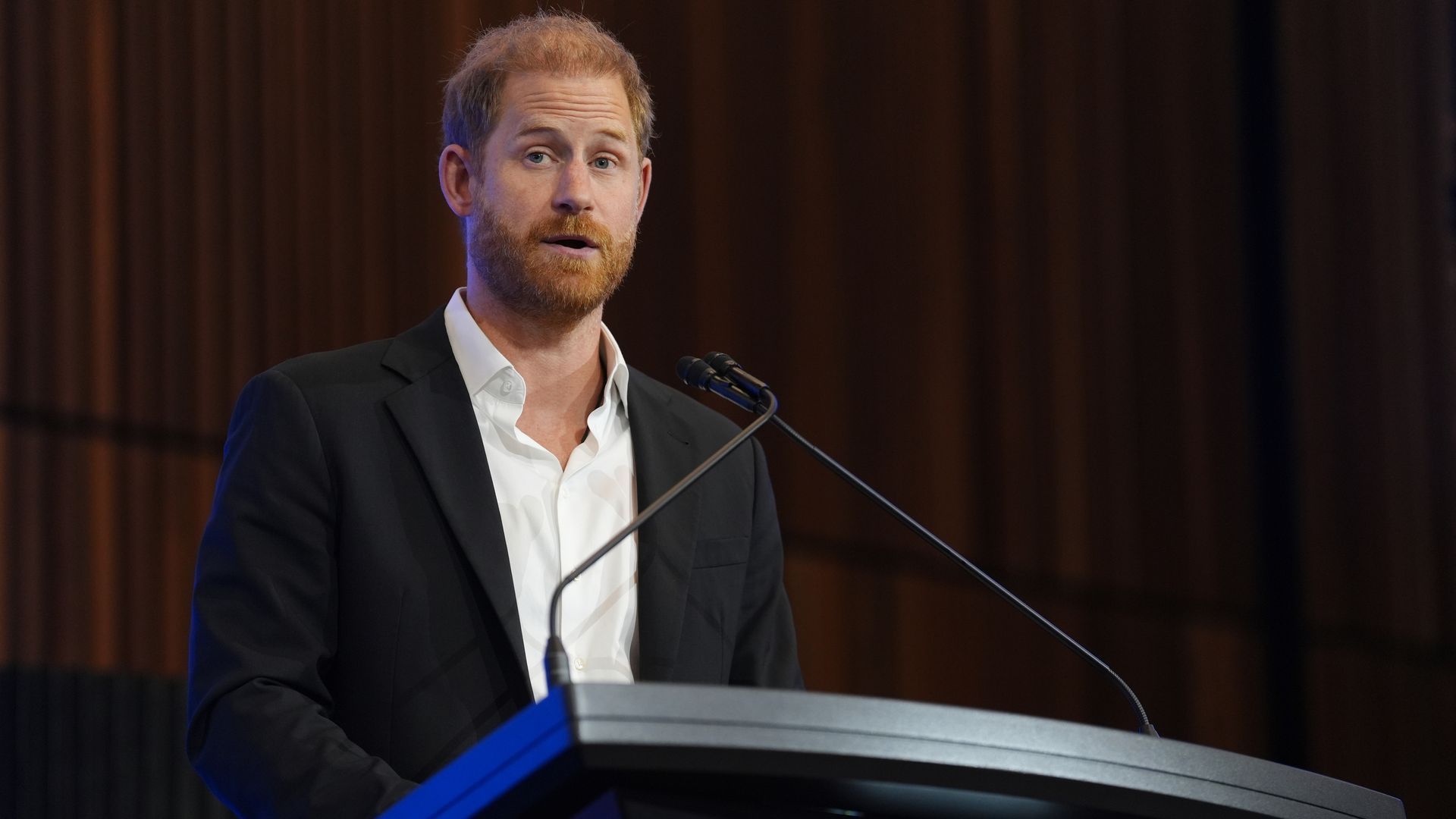 El príncipe Harry salta en paracaídas para cumplir la promesa que le hizo a un veterano de guerra El príncipe Harry salta en paracaídas para cumplir la promesa que le hizo a un veterano de guerra