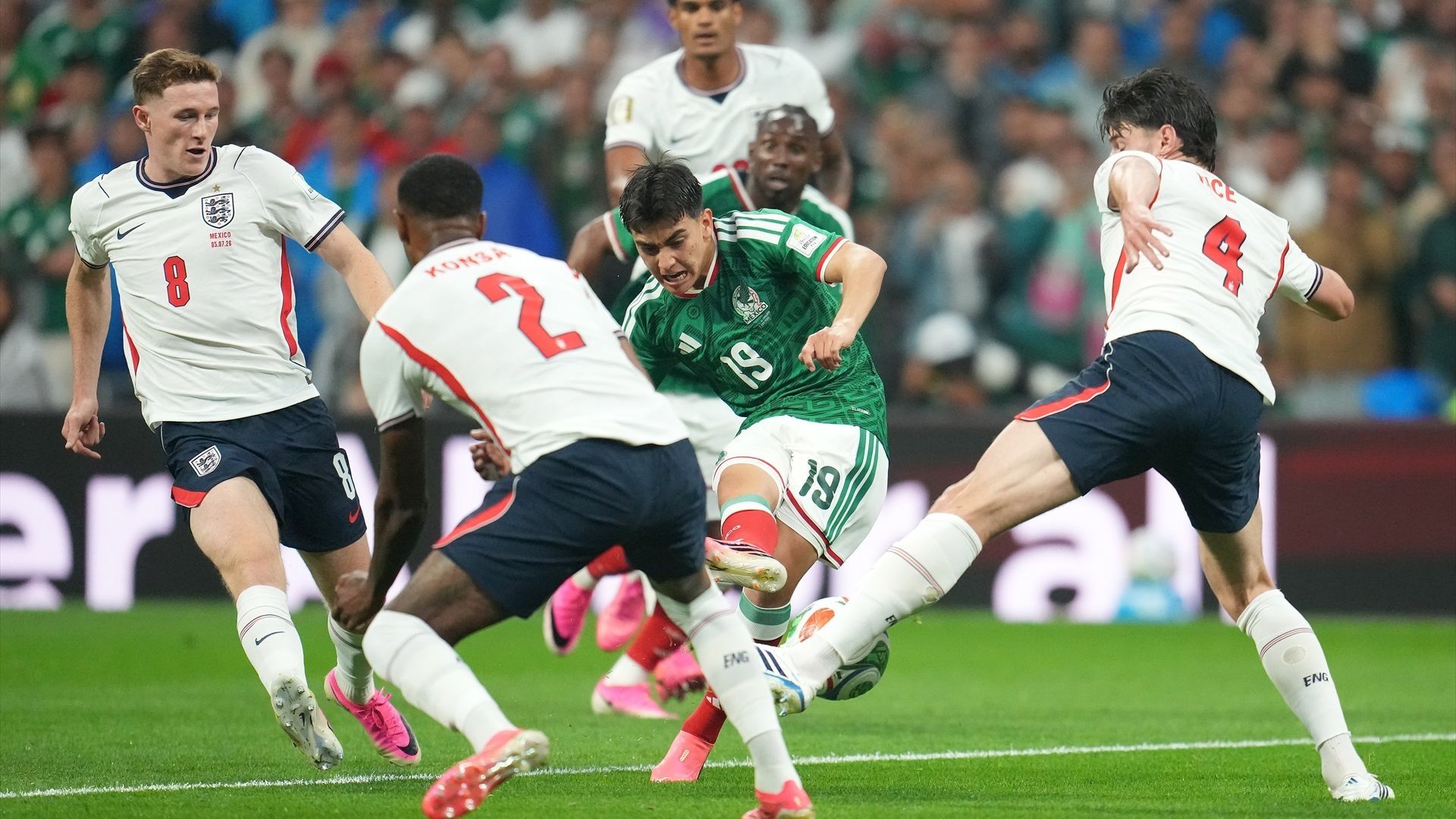 Gilberto Mora en un partido contra Inglaterra en el Mundial 2026