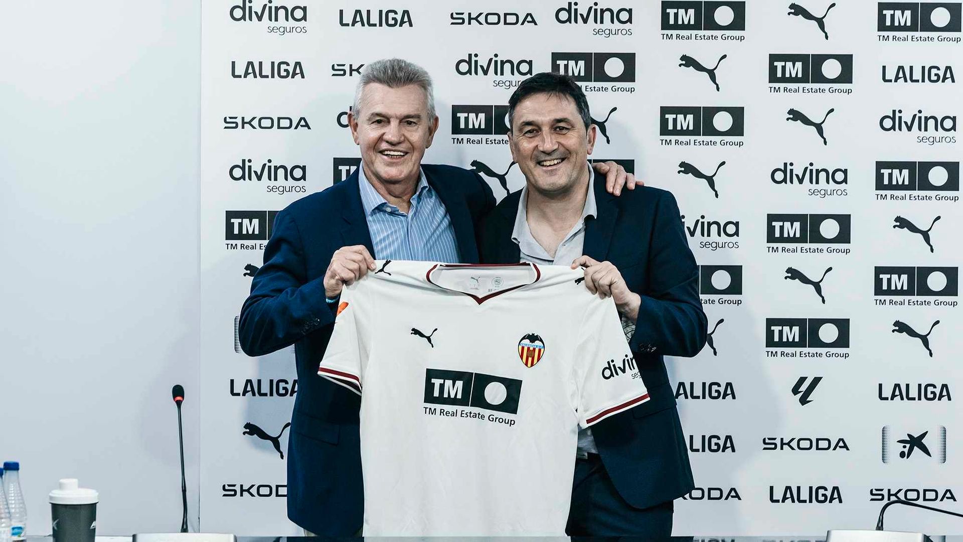 Javier Aguirre bromea con Braulio Vázquez