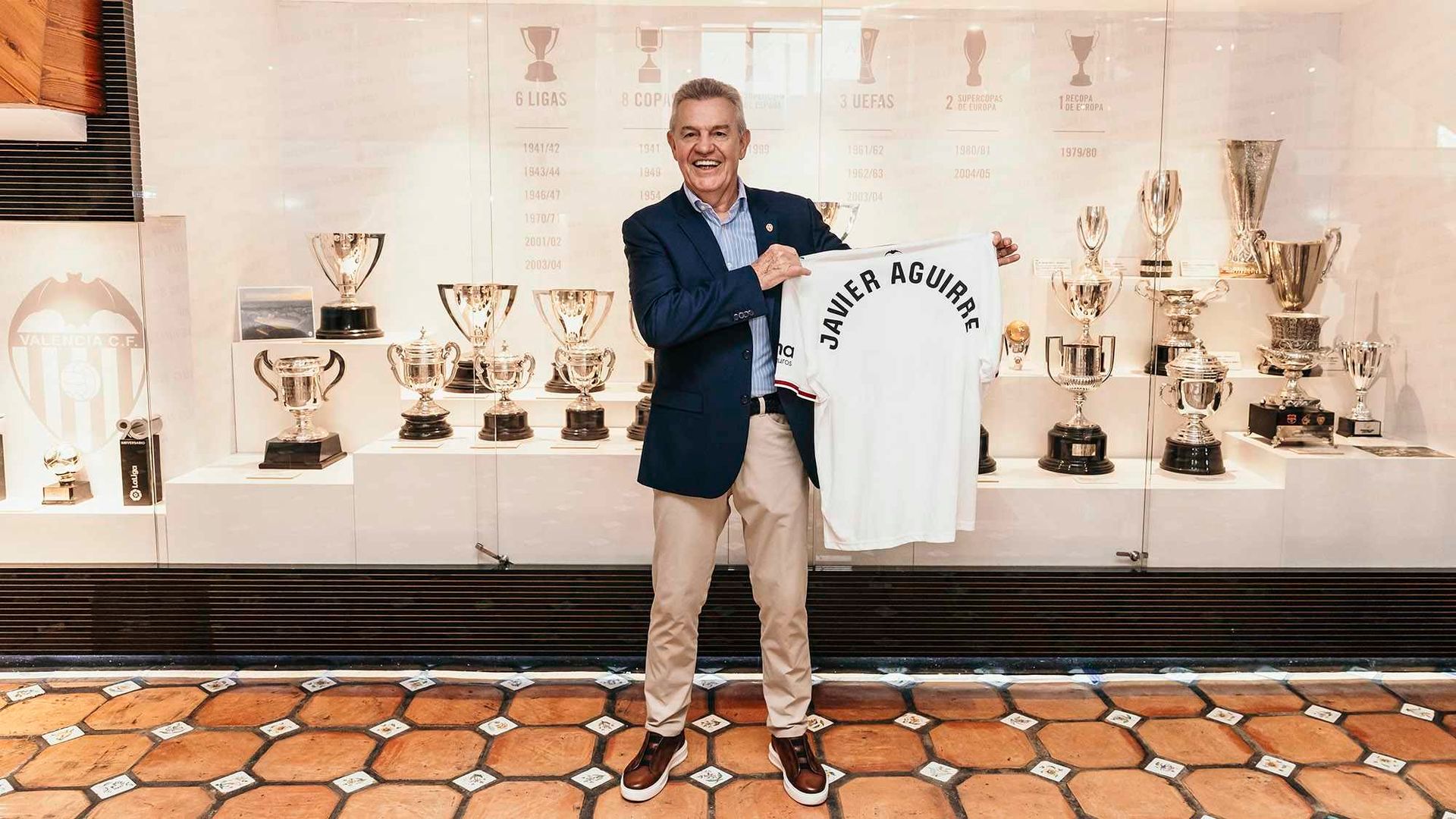 Javier Aguirre en su presentación con el Valencia CF