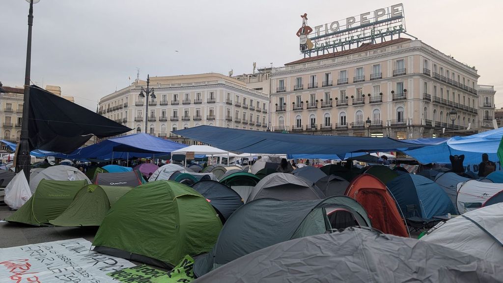 La acampada en Sol continúa con la vista puesta en el 'decreto Maricarmen': "Estamos haciendo historia"