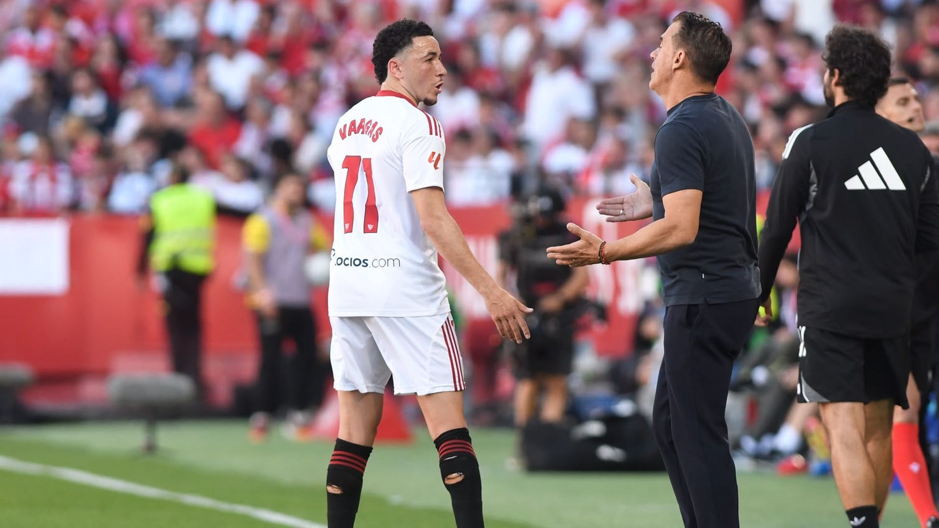 Luis García Plaza habla con Rubén Vargas en el Sevilla-Real Madrid Luis García Plaza habla con Rubén Vargas en el Sevilla-Real Madrid