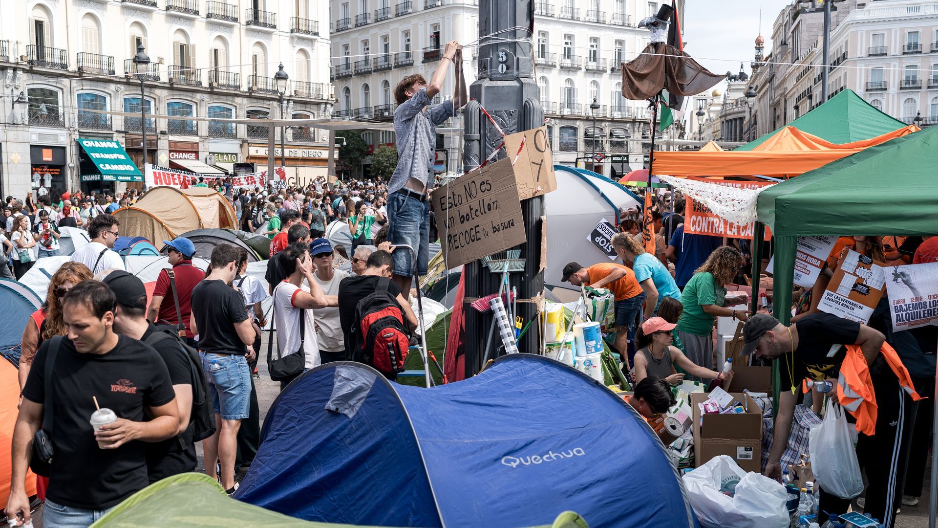 Numerosas personas se concentran en tiendas de campaña para exigir la aprobación de un decreto sobre vivienda Numerosas personas se concentran en tiendas de campaña para exigir la aprobación de un decreto sobre vivienda