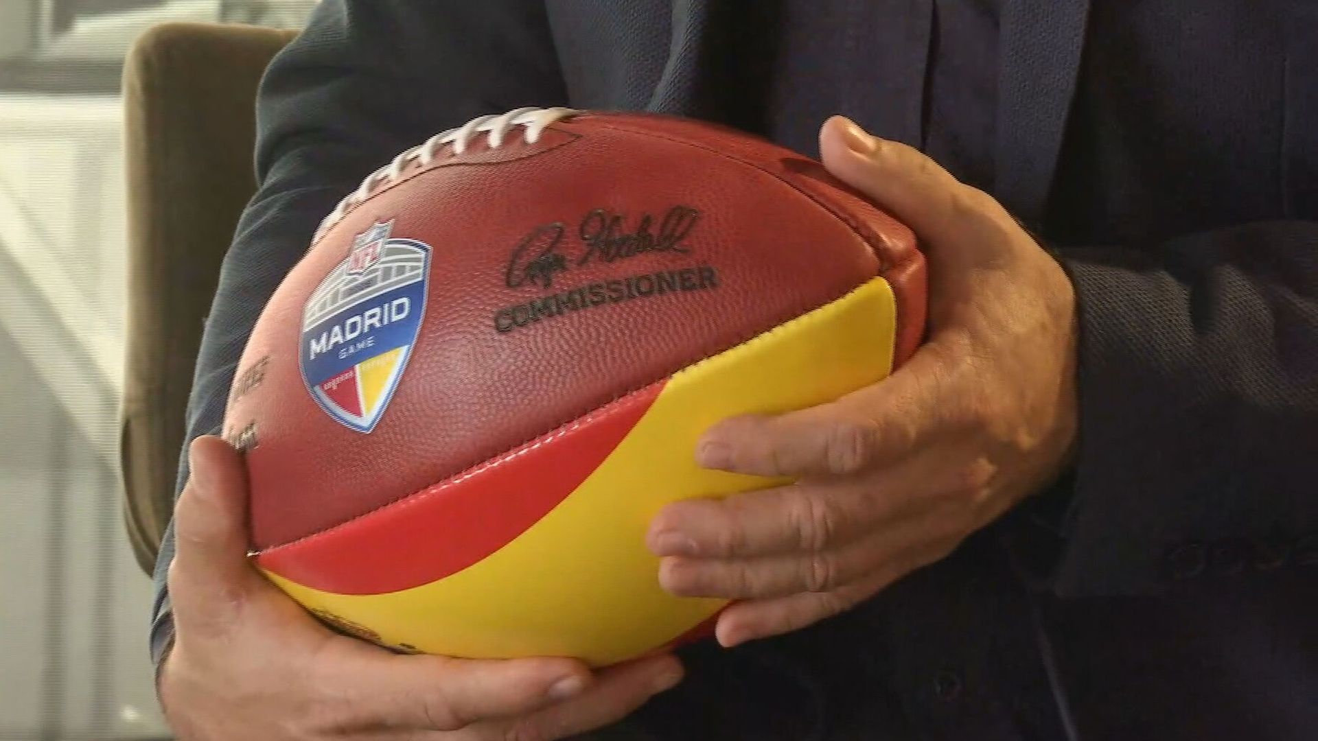 Rafael de los Santos, director de NFL en España, con el balón promocional del partido que habrá en el Bernabéu