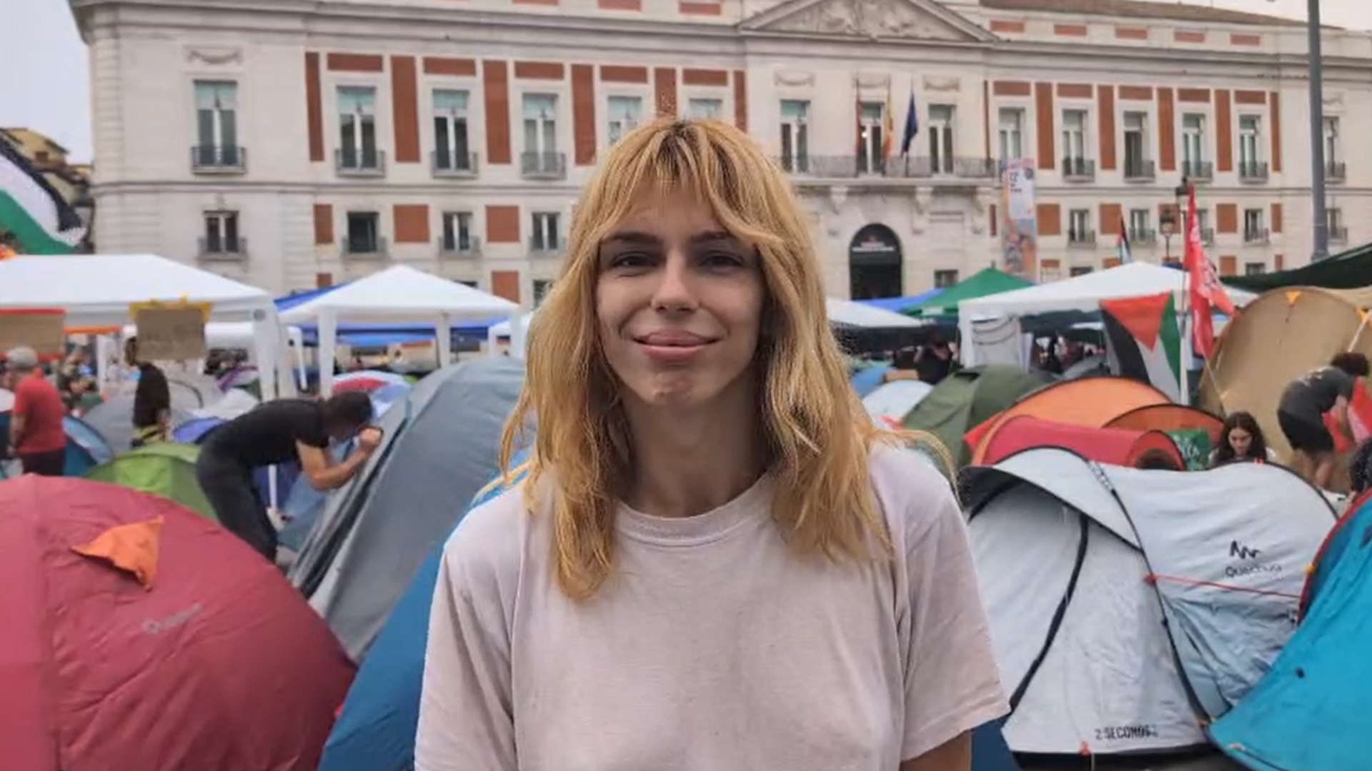 Samantha Hudson, desde la acampada de la Puerta de El Sol: "Nos benificia a la mayoría, no a la minoría elitista y millonaria"