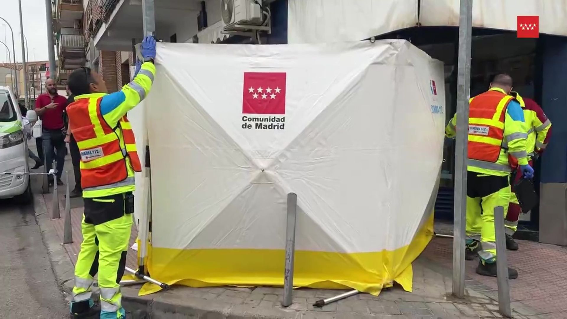 Sanitarios del SUMMA112 instalan un biombo en la zona donde se ha producido el accidente en Móstoles Sanitarios del SUMMA112 instalan un biombo en la zona donde se ha producido el accidente en Móstoles
