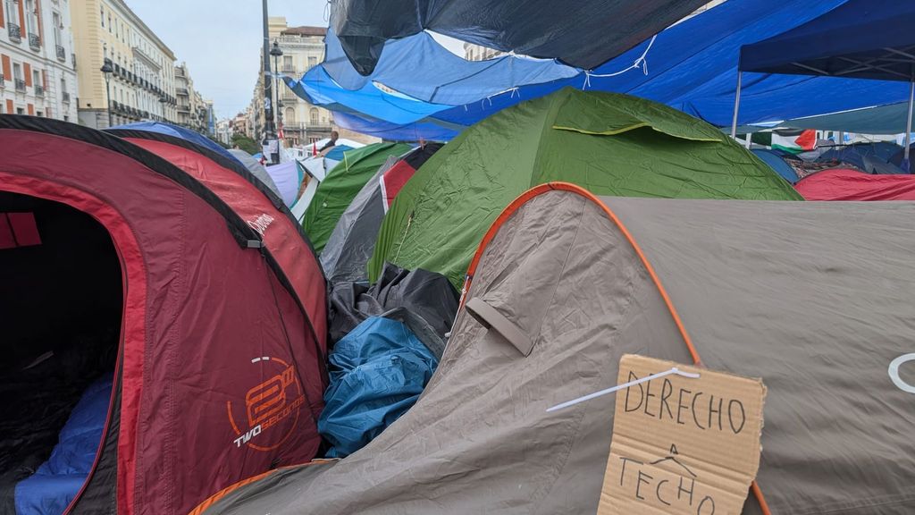 La acampada en Sol continúa con la vista puesta en el 'decreto Maricarmen': "Estamos haciendo historia"