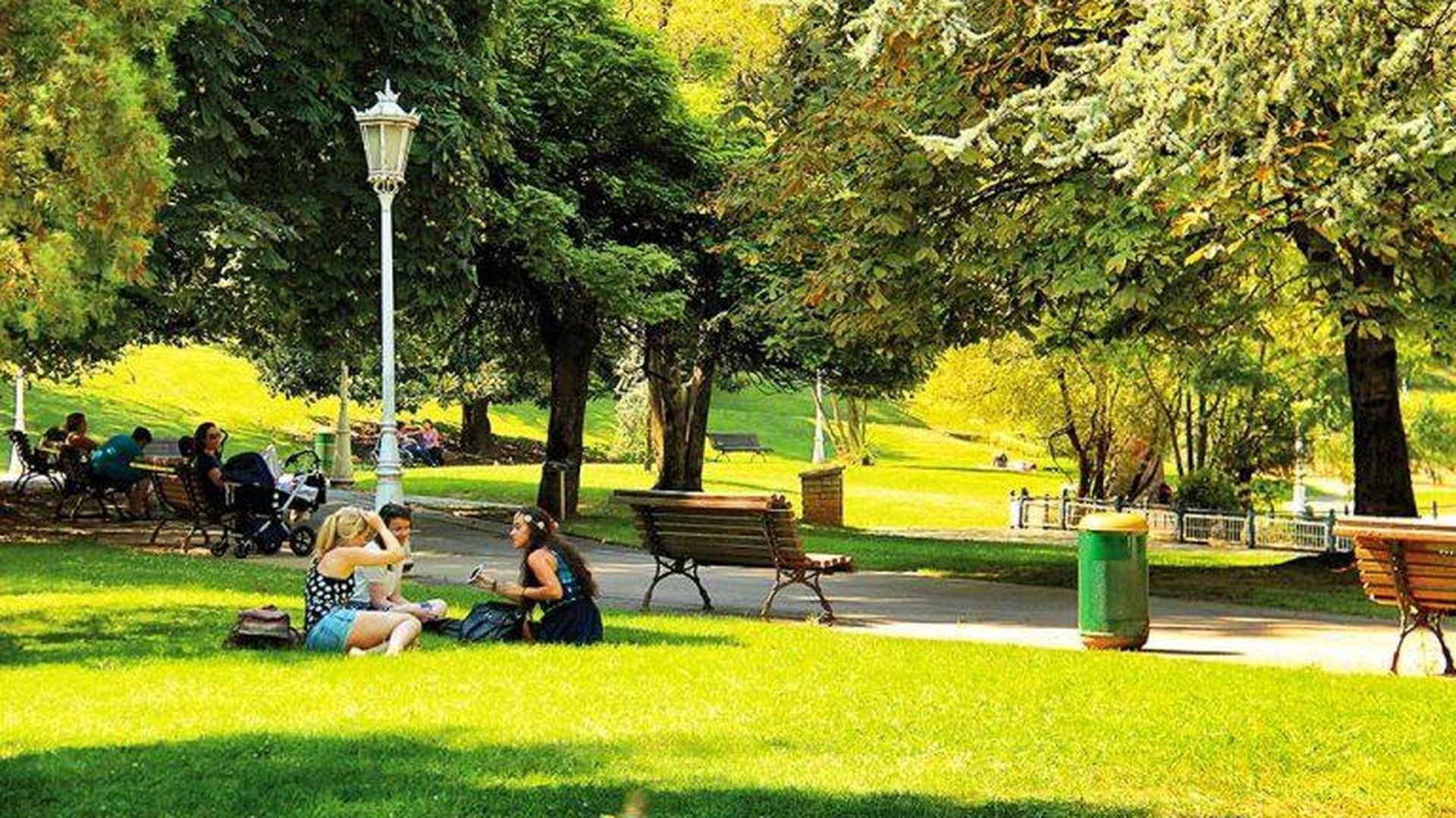 Varias personas disfrutan sentadas en una zona ajardinada del parque bilbaíno de Doña Casilda Varias personas disfrutan sentadas en una zona ajardinada del parque bilbaíno de Doña Casilda