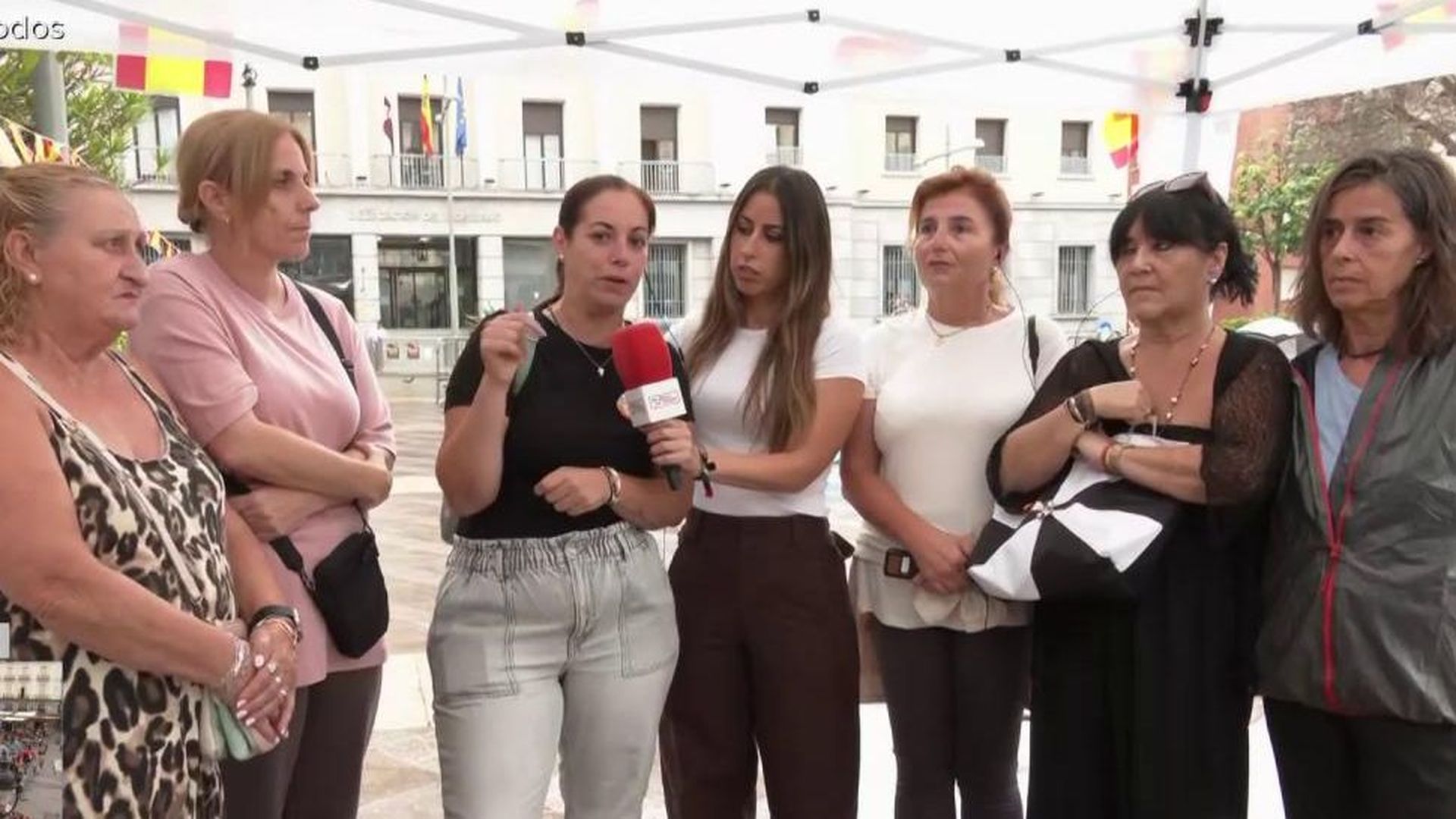 Vecina ceutí, indignada: “Los que están en Sol los que apoyan al inmigrante, Ceuta necesita un decreto, ya” Vecina ceutí, indignada: “Los que están en Sol los que apoyan al inmigrante, Ceuta necesita un decreto, ya”