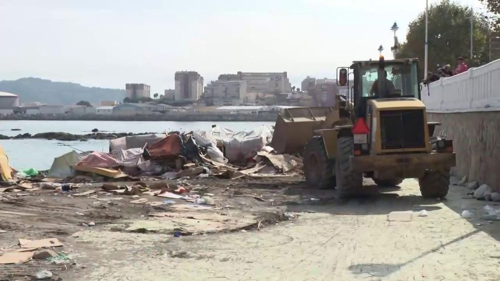 Al menos 200 migrantes vuelven a Marruecos tras el desalojo de la playa Benítez: las intensas lluvias ponen en riesgo la zona