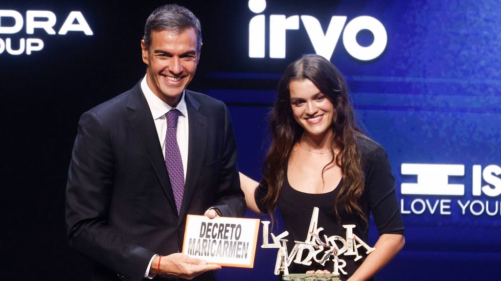 Amaia entrega a Pedro Sánchez el 'real decreto Maricarmen'