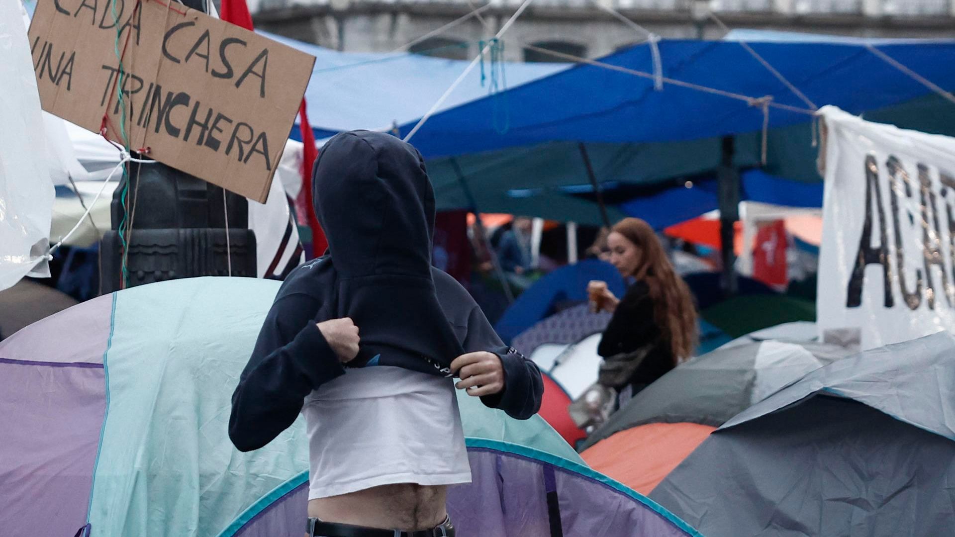 Los acampados en la Puerta del Sol pasan su tercera noche de protestas, pendientes del decreto de vivienda del Gobierno