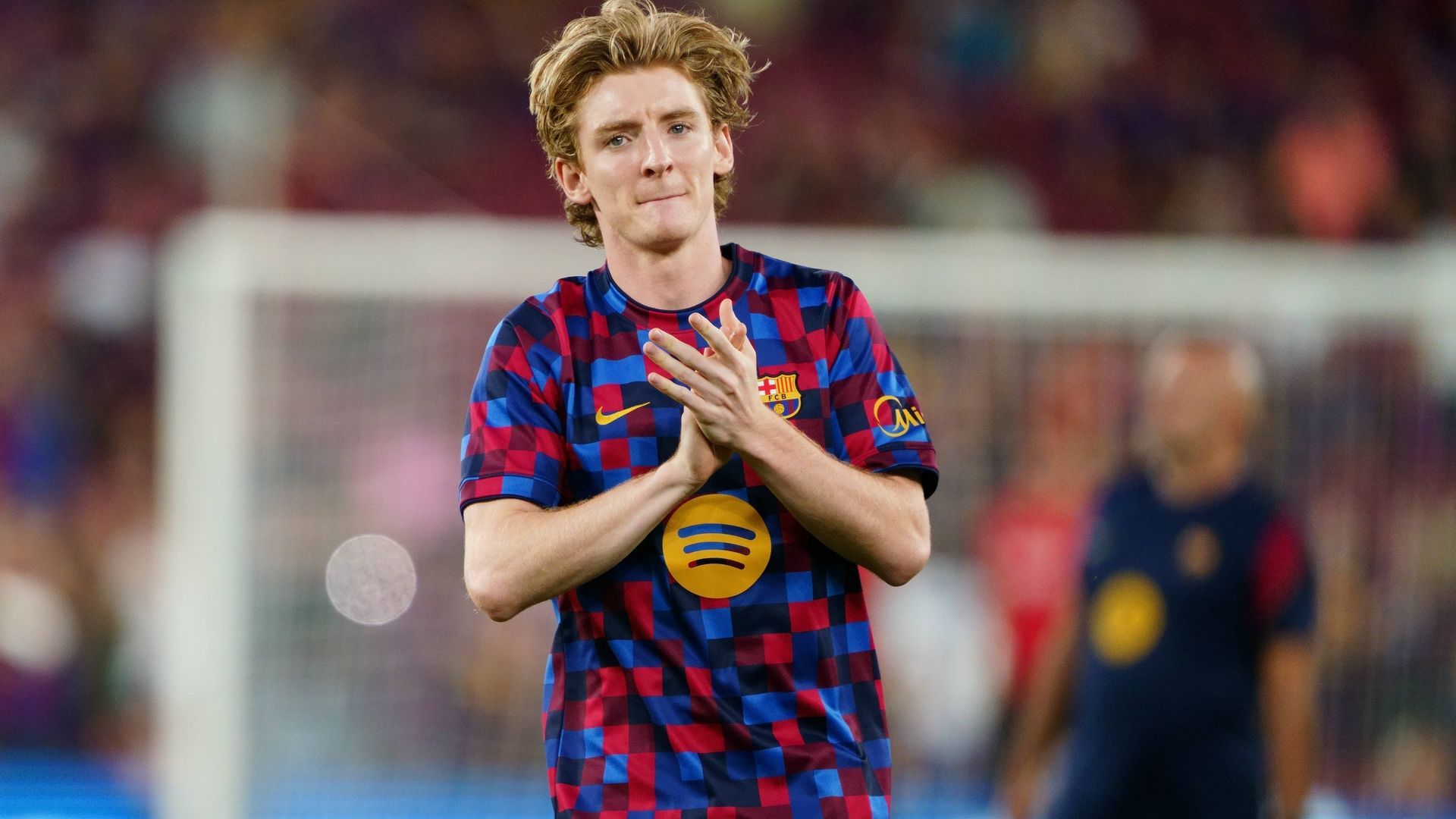 Anthony Gordon, durante un calentamiento con el Barcelona Anthony Gordon, durante un calentamiento con el Barcelona