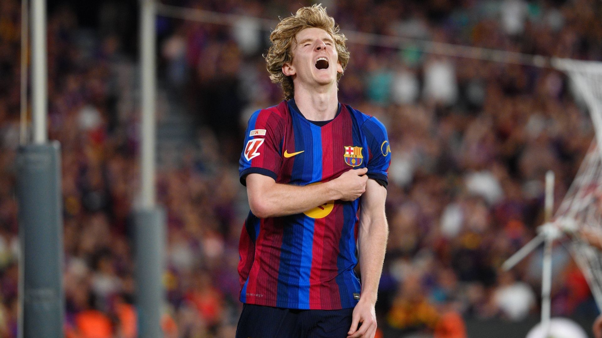 Anthony Gordon, durante un partido con el Barcelona.