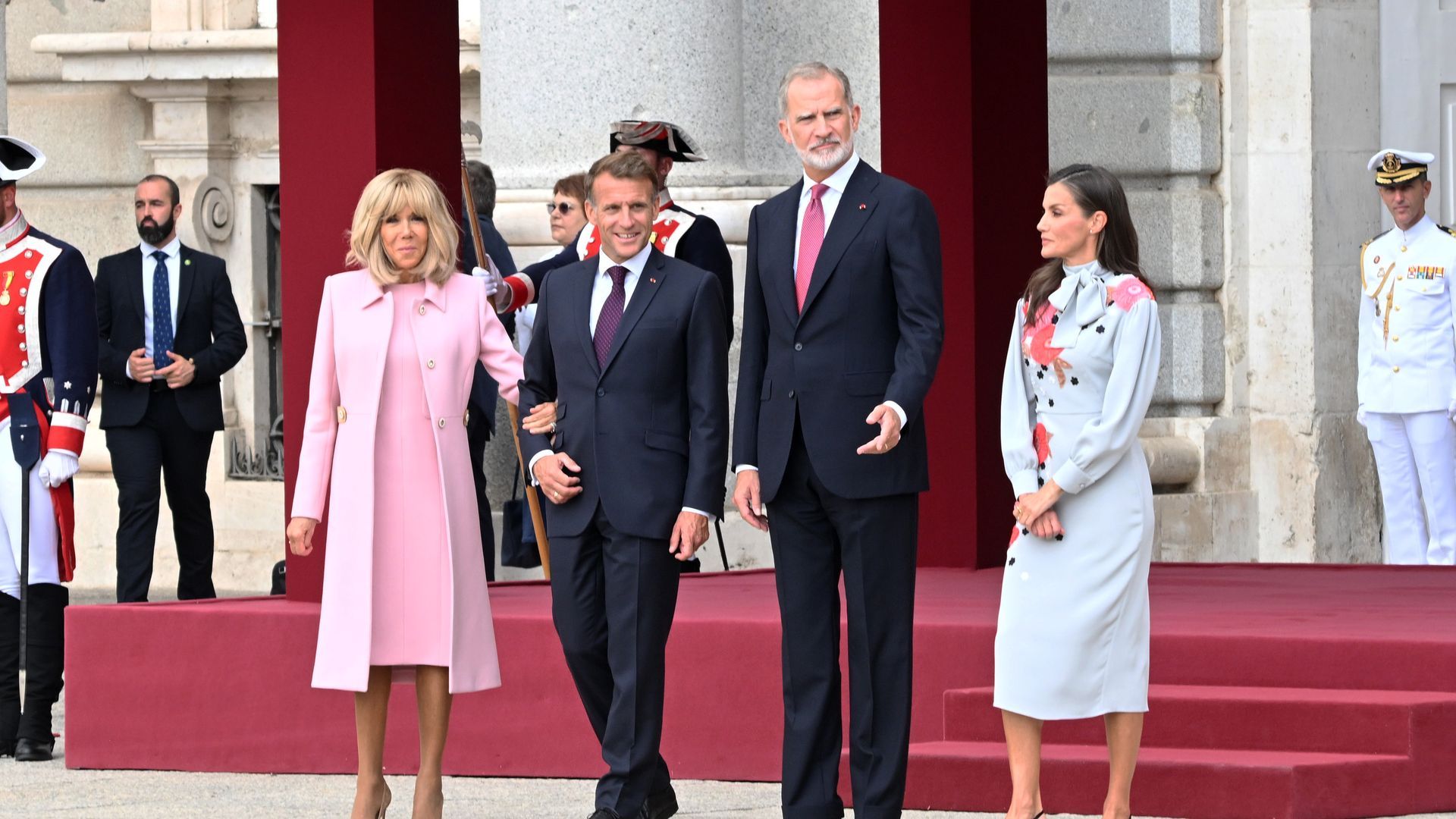 Brigitte Macron, Emmanuel Macron, el rey Felipe VI y la reina Letizia, durante la recepción con honores en el Palacio Real