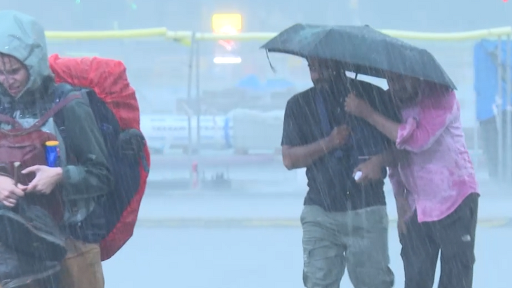 Barcelona en alerta por las fuertes lluvias torrenciales: trenes cancelados y negocios y viviendas inundados