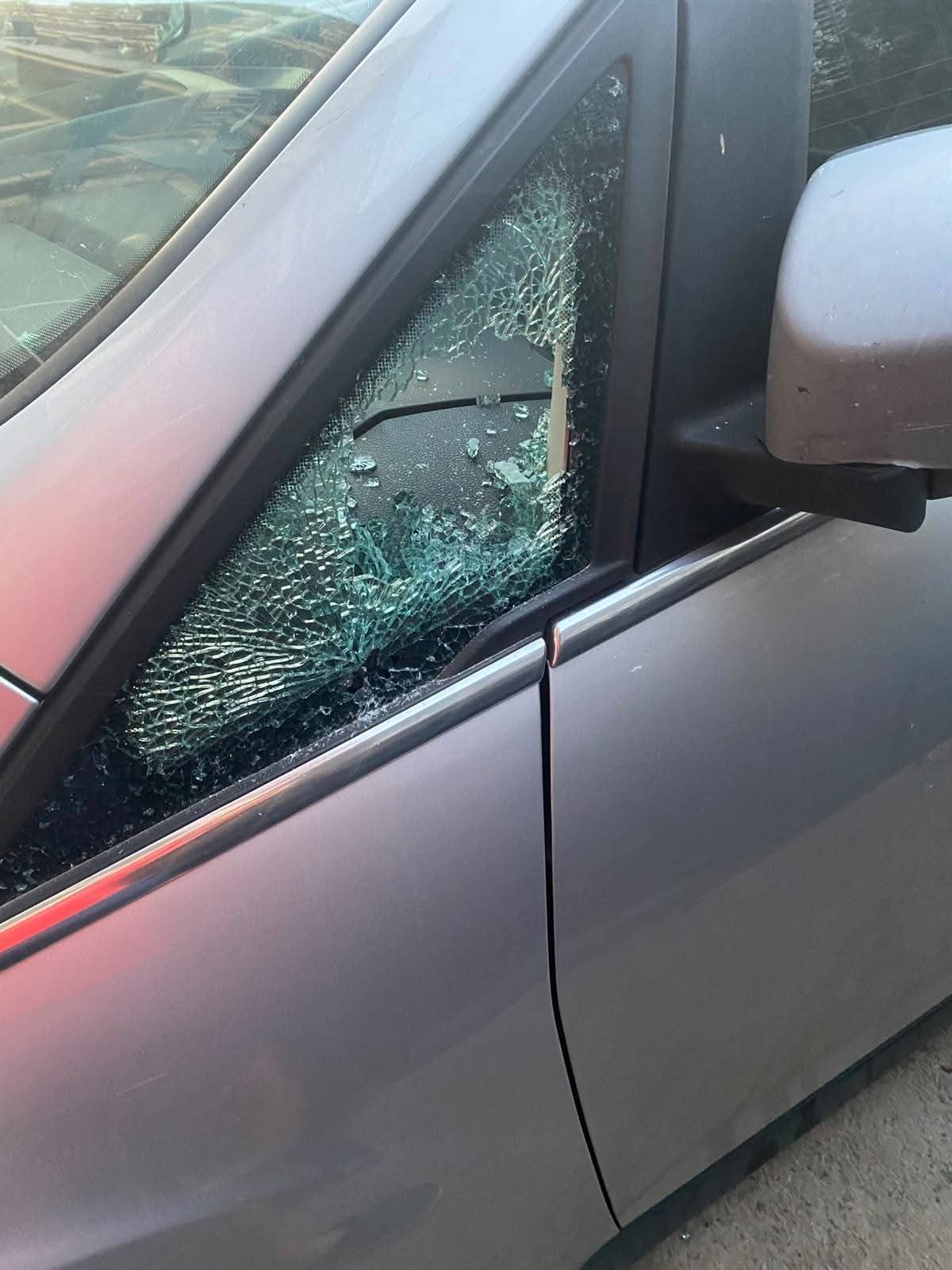 Coche destrozado en el Cabanyal