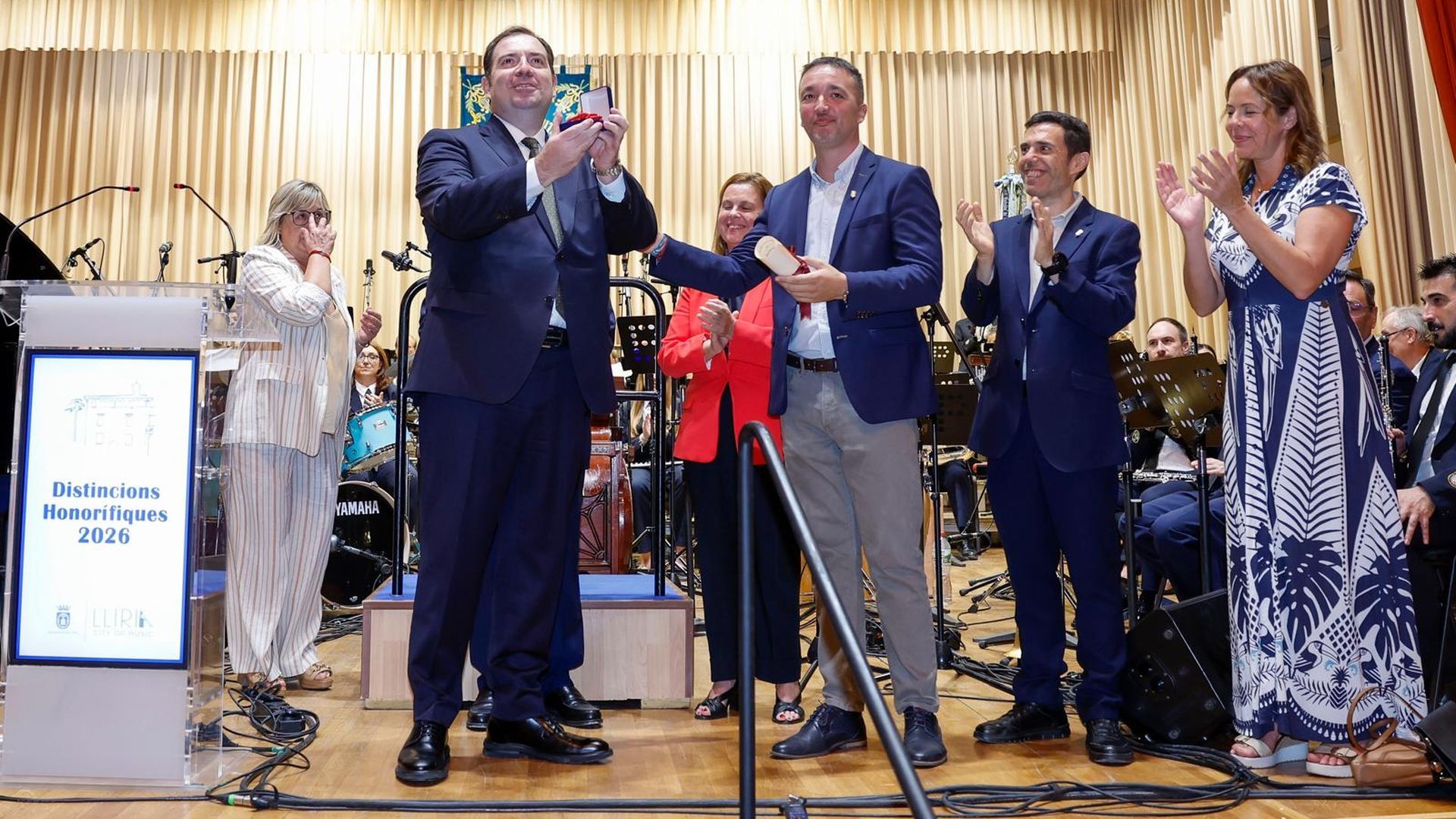 Damià Vidagany, homenajeado en su Llíria natal tras conquistar Europa con el Aston Vila