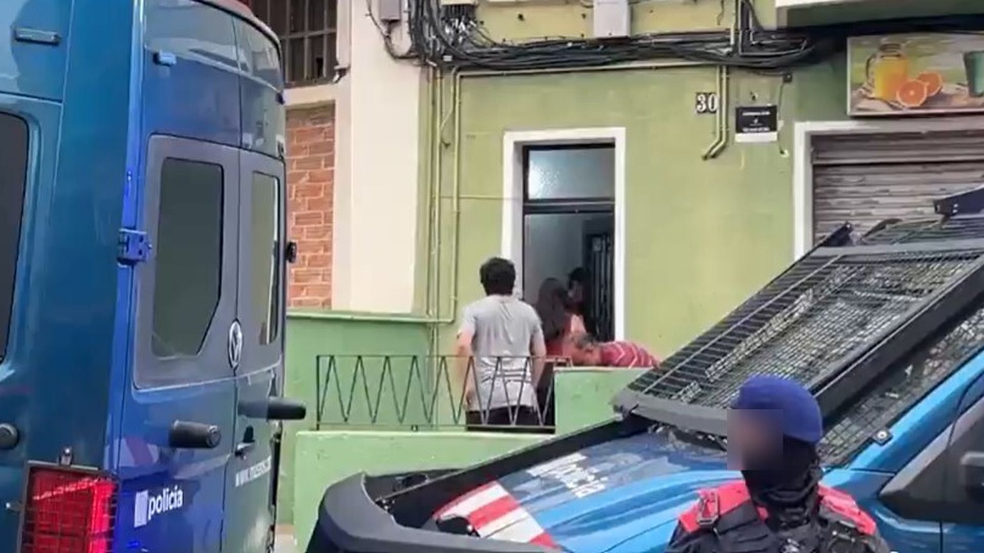 El desahucio de un hombre con un 87 % de discapacidad y su familia en Mataró, Barcelona El desahucio de un hombre con un 87 % de discapacidad y su familia en Mataró, Barcelona