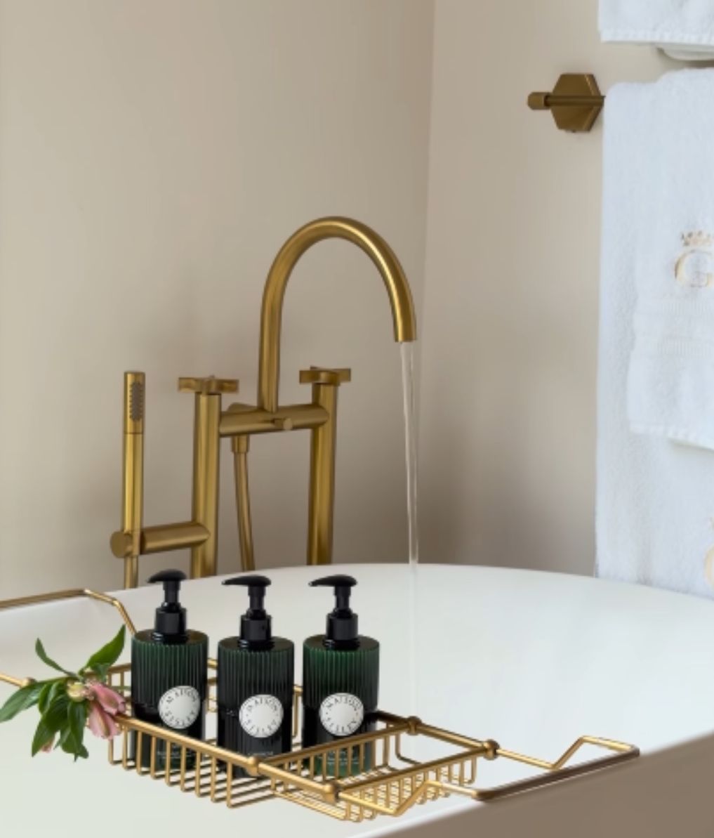 El dorado es un punto clave en su baño