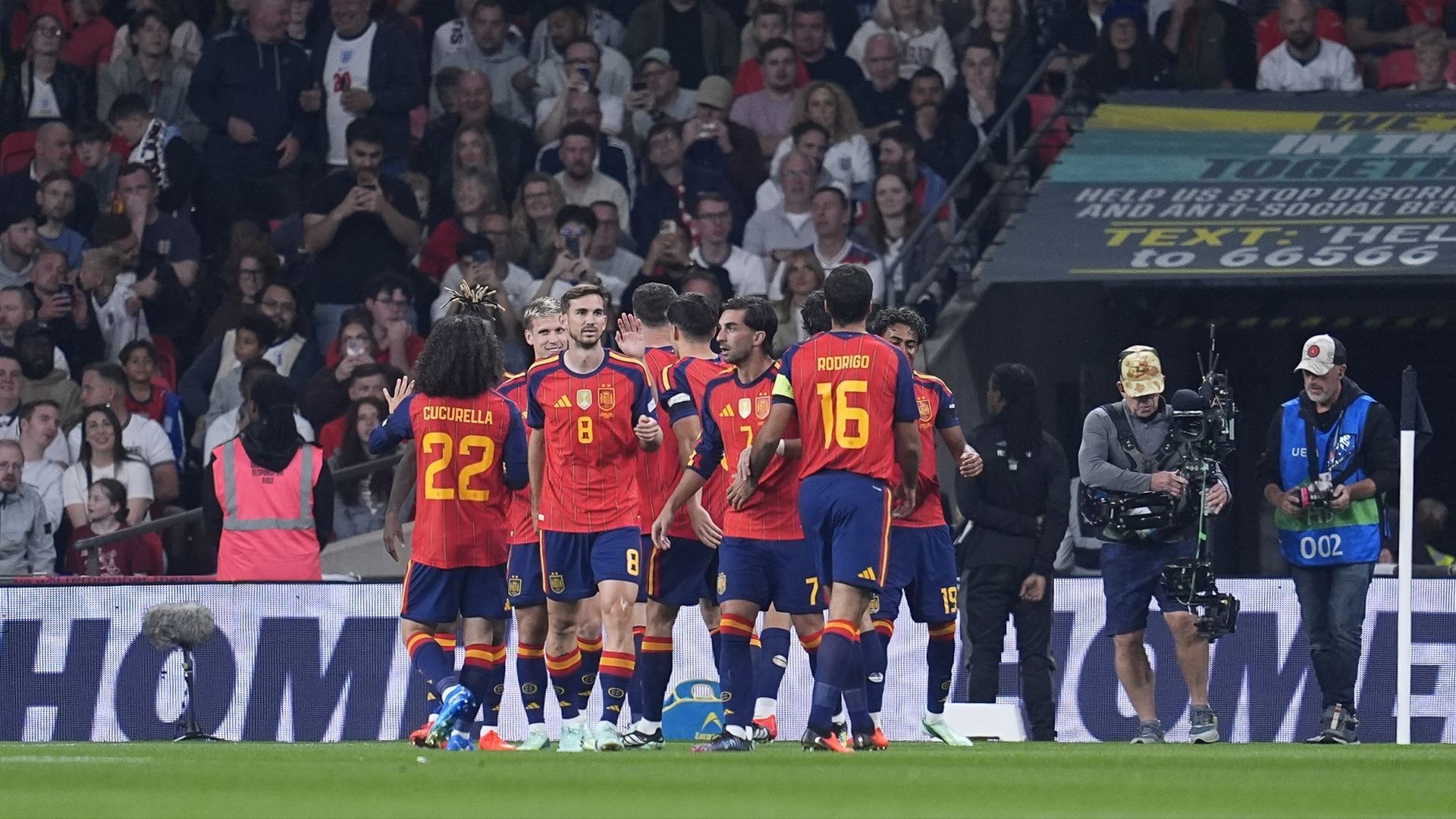 España celebrando el gol contra Inglaterra