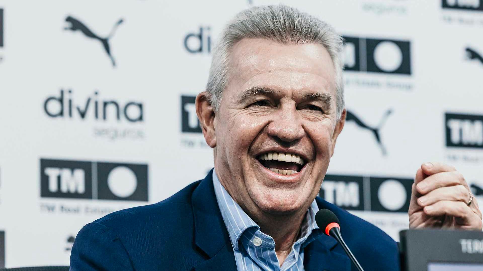 Javier Aguirre en su presentación con el Valencia CF Javier Aguirre en su presentación con el Valencia CF