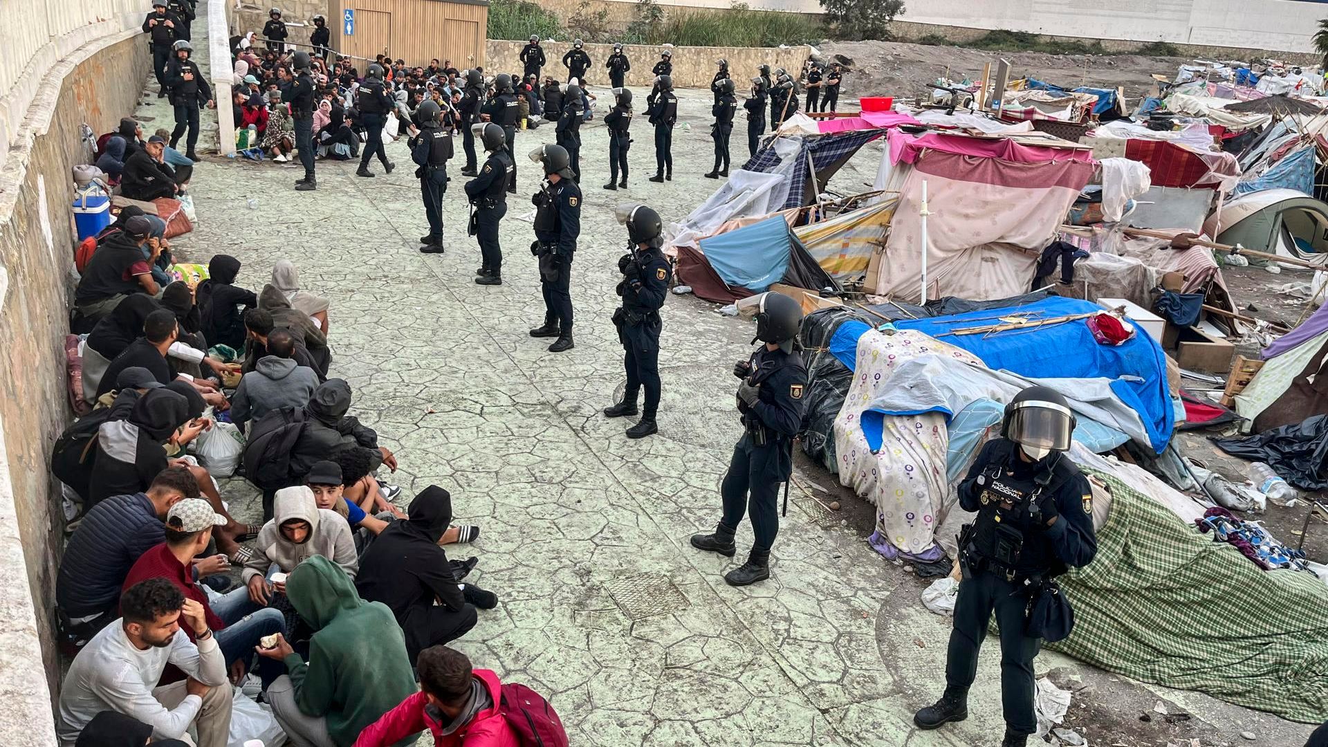 La Policía Nacional vuelve a intervenir en la playa Benítez de Ceuta para continuar con el desalojo y traslado de migrantes La Policía Nacional vuelve a intervenir en la playa Benítez de Ceuta para continuar con el desalojo y traslado de migrantes