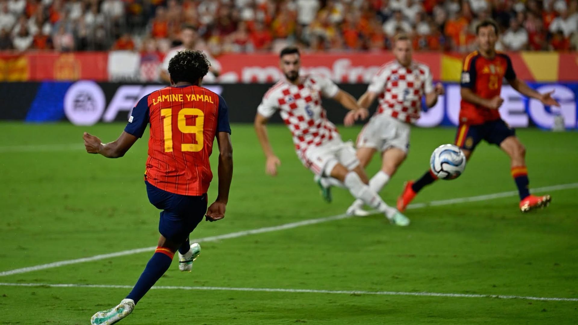 Lamine Yamal disparando en su segundo gol contra Croacia