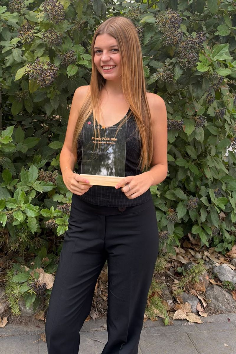 Lidia sosteniendo el premio