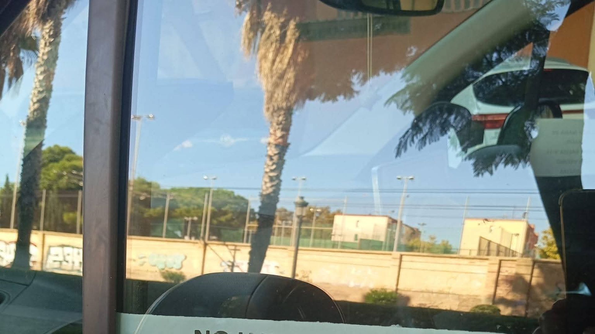 Los carteles que dejan los vecinos del Cabanyal en sus coches Los carteles que dejan los vecinos del Cabanyal en sus coches