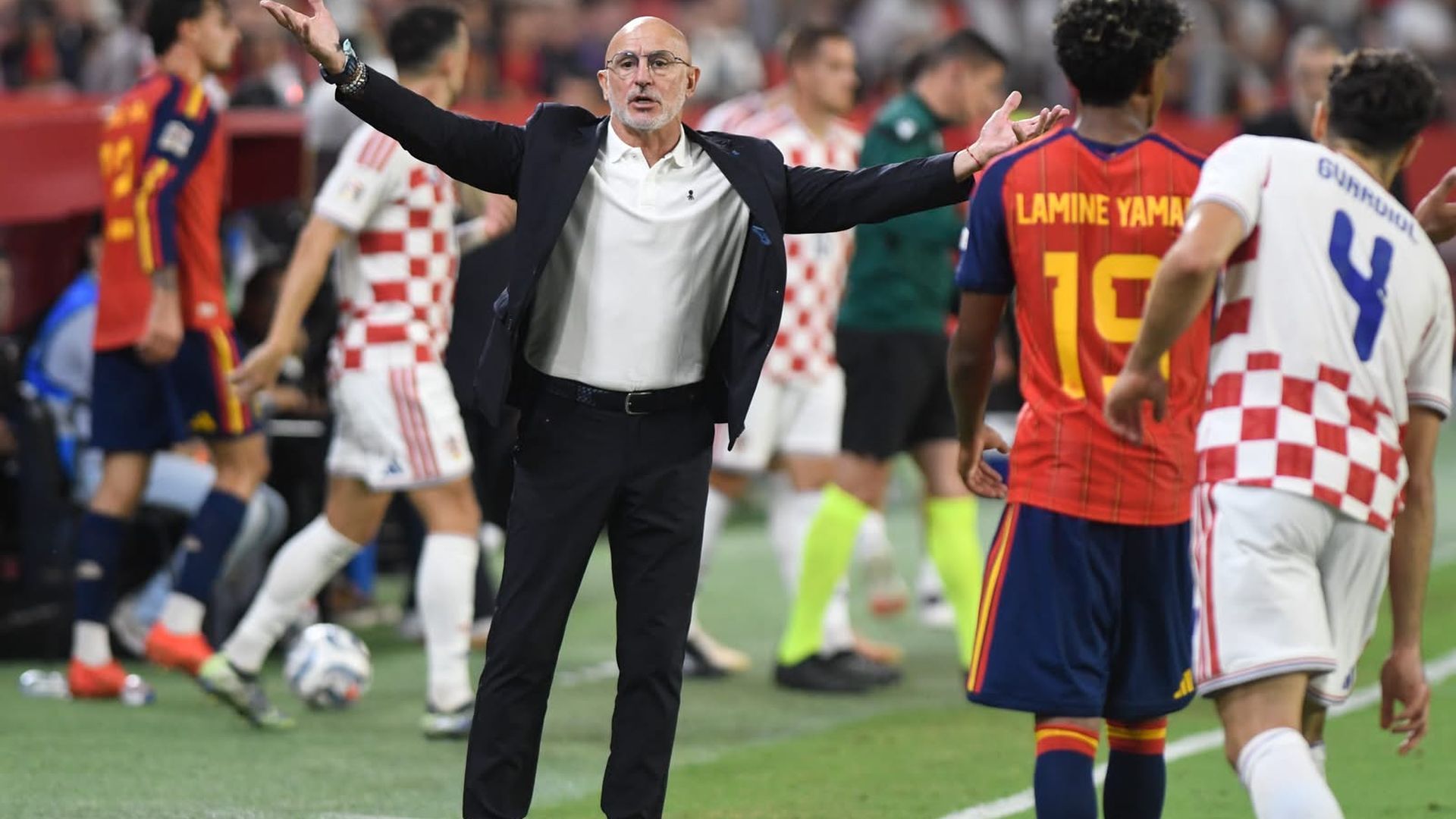 Luis De la Fuente da instrucciones durante el España - Croacia Luis De la Fuente da instrucciones durante el España - Croacia