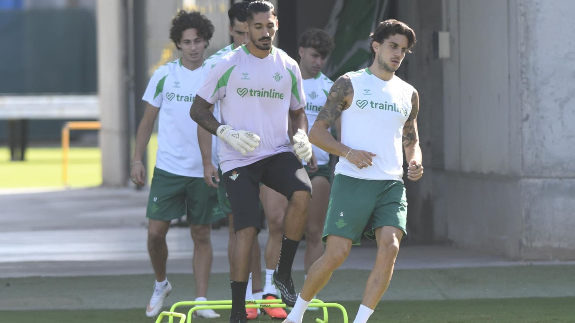 Marc Bartra, Álvaro Valles y Riquelme, entrenando con el Betis este sábado