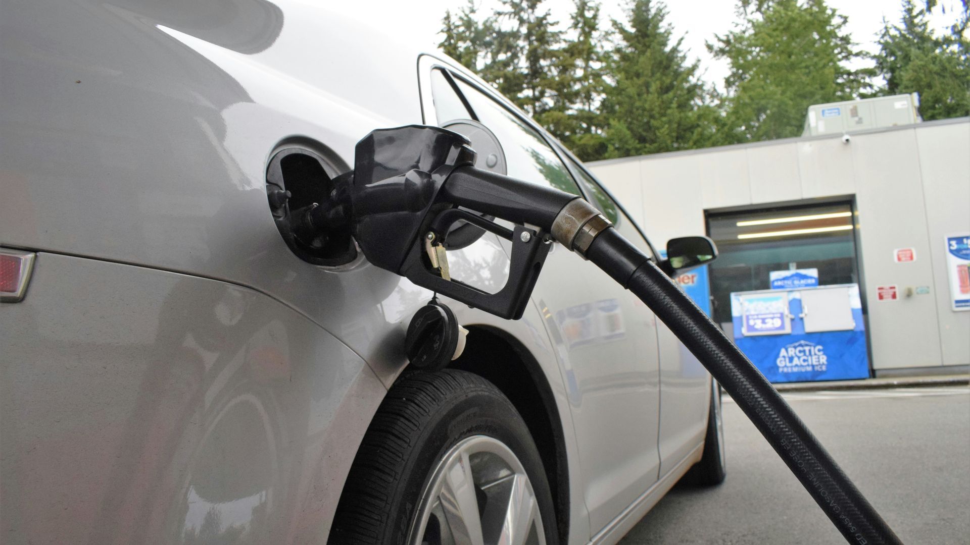 Mientras falte capacidad para refinar, el precio del gasóleo puede ir por libre respecto al crudo. Mientras falte capacidad para refinar, el precio del gasóleo puede ir por libre respecto al crudo.