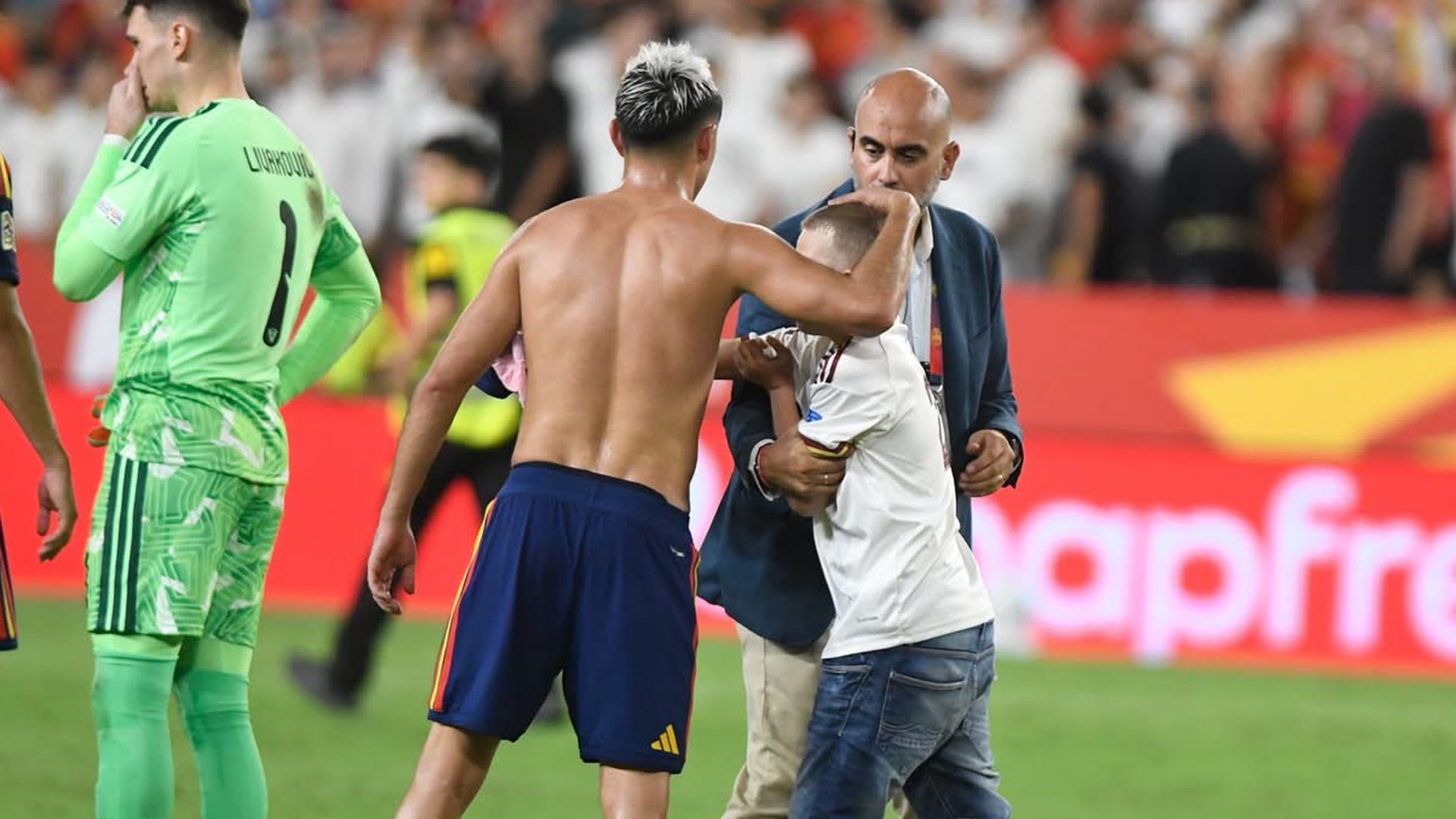 Pedri abraza al niño al que le dio la camiseta Pedri abraza al niño al que le dio la camiseta
