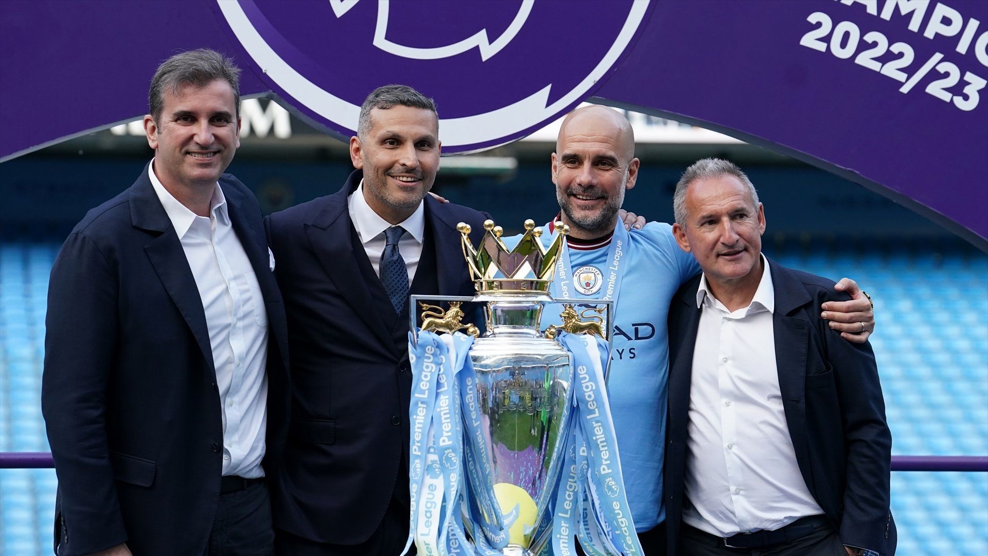 Pep Guardiola junto a los dirigentes del City celebrando la Premier League conquistada en 2023 Pep Guardiola junto a los dirigentes del City celebrando la Premier League conquistada en 2023