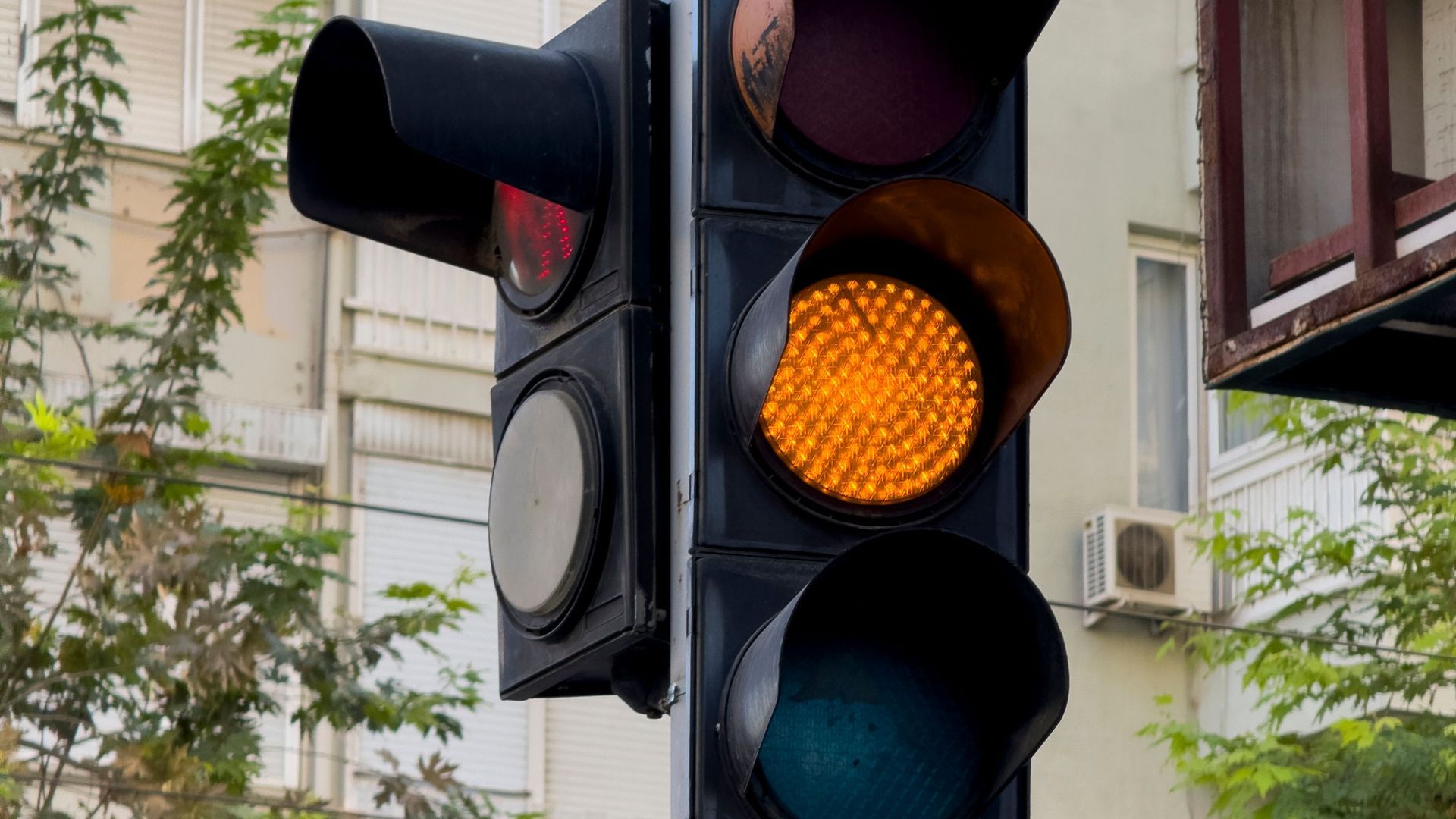 Semáforo en ámbar para los coches Semáforo en ámbar para los coches