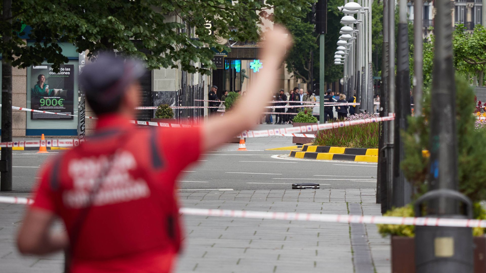 Un hombre se atrinchera en la calle Mercaderes de Pamplona tras un caso de violencia machista y obliga a acordonar varias calles del Casco Antiguo Un hombre se atrinchera en la calle Mercaderes de Pamplona tras un caso de violencia machista y obliga a acordonar varias calles del Casco Antiguo