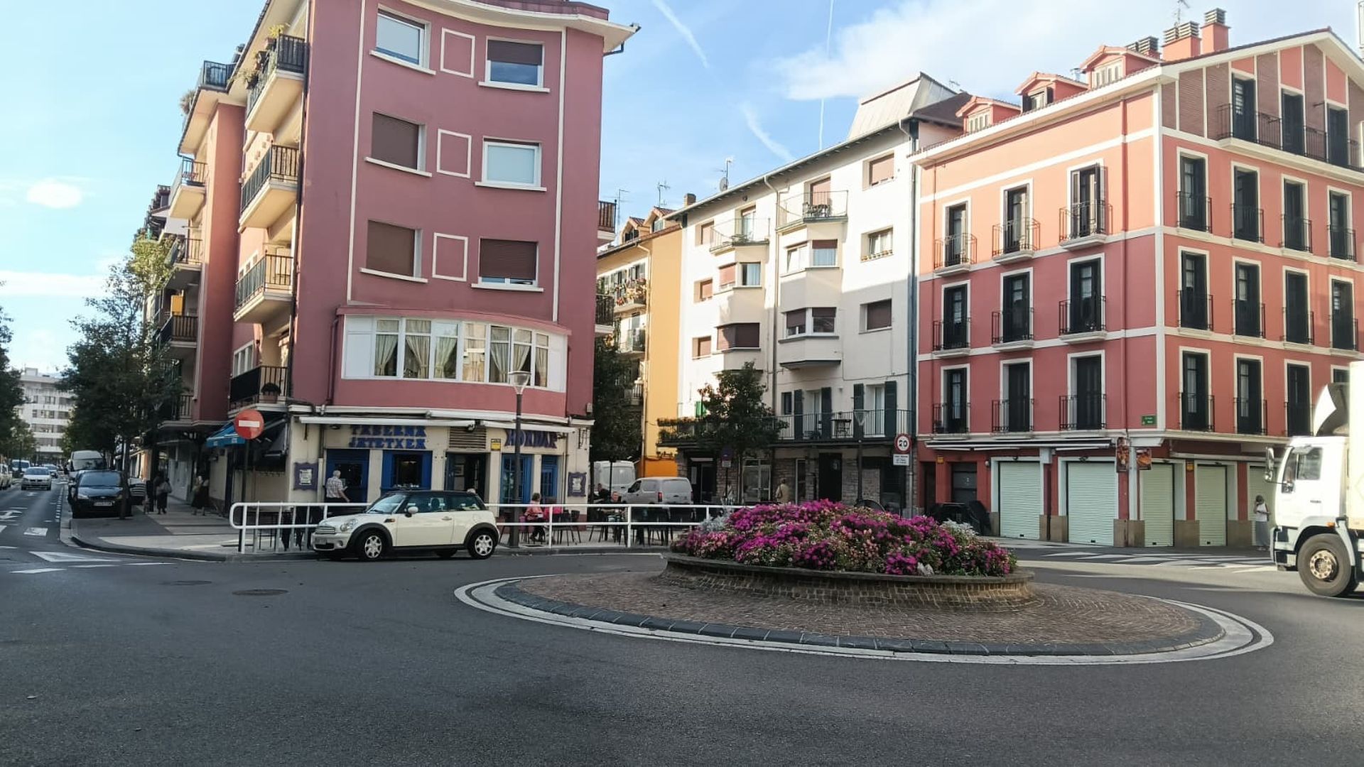 Un policía local mata de un disparo a un hombre que amenazó a una ertzaina con un cuchillo en Hondarribia Un policía local mata de un disparo a un hombre que amenazó a una ertzaina con un cuchillo en Hondarribia