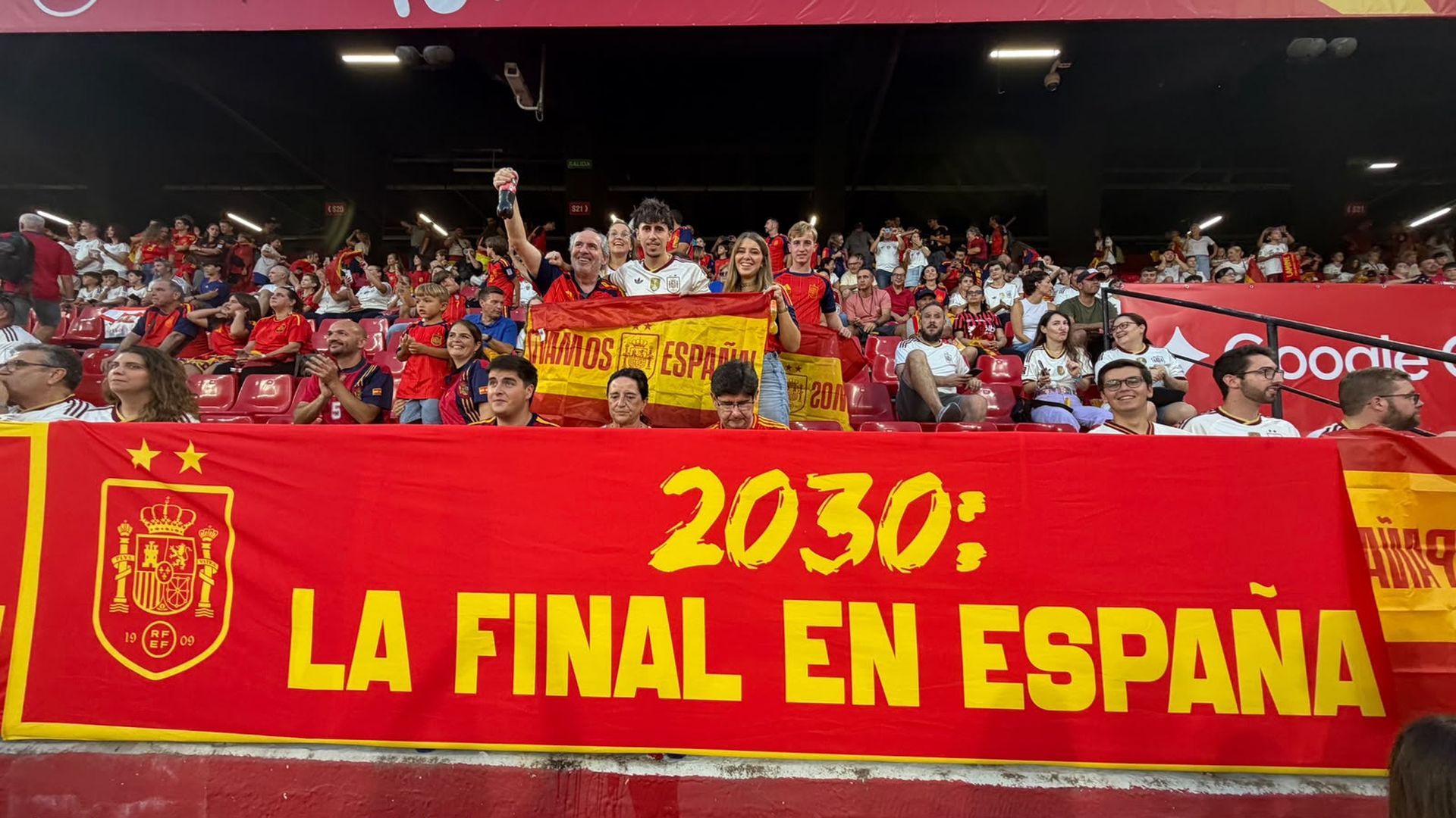 Una de las pancartas reivindicando la final del Mundial 2030 para España Una de las pancartas reivindicando la final del Mundial 2030 para España